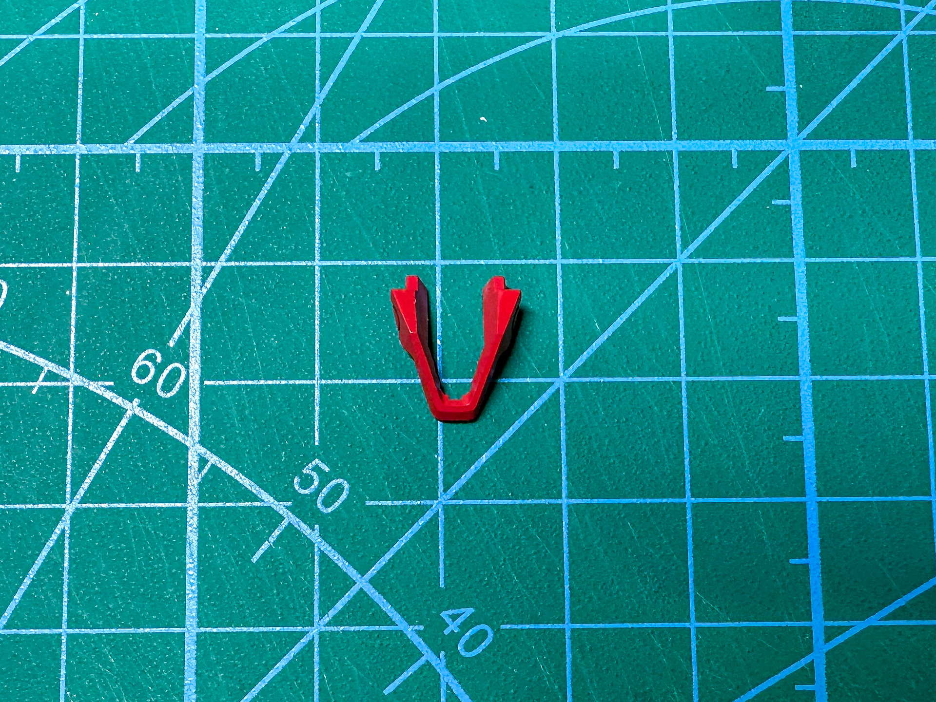 レッド部分を塗装した股関節パーツ。通常のレッドよりも落ち着いた色味になりました。