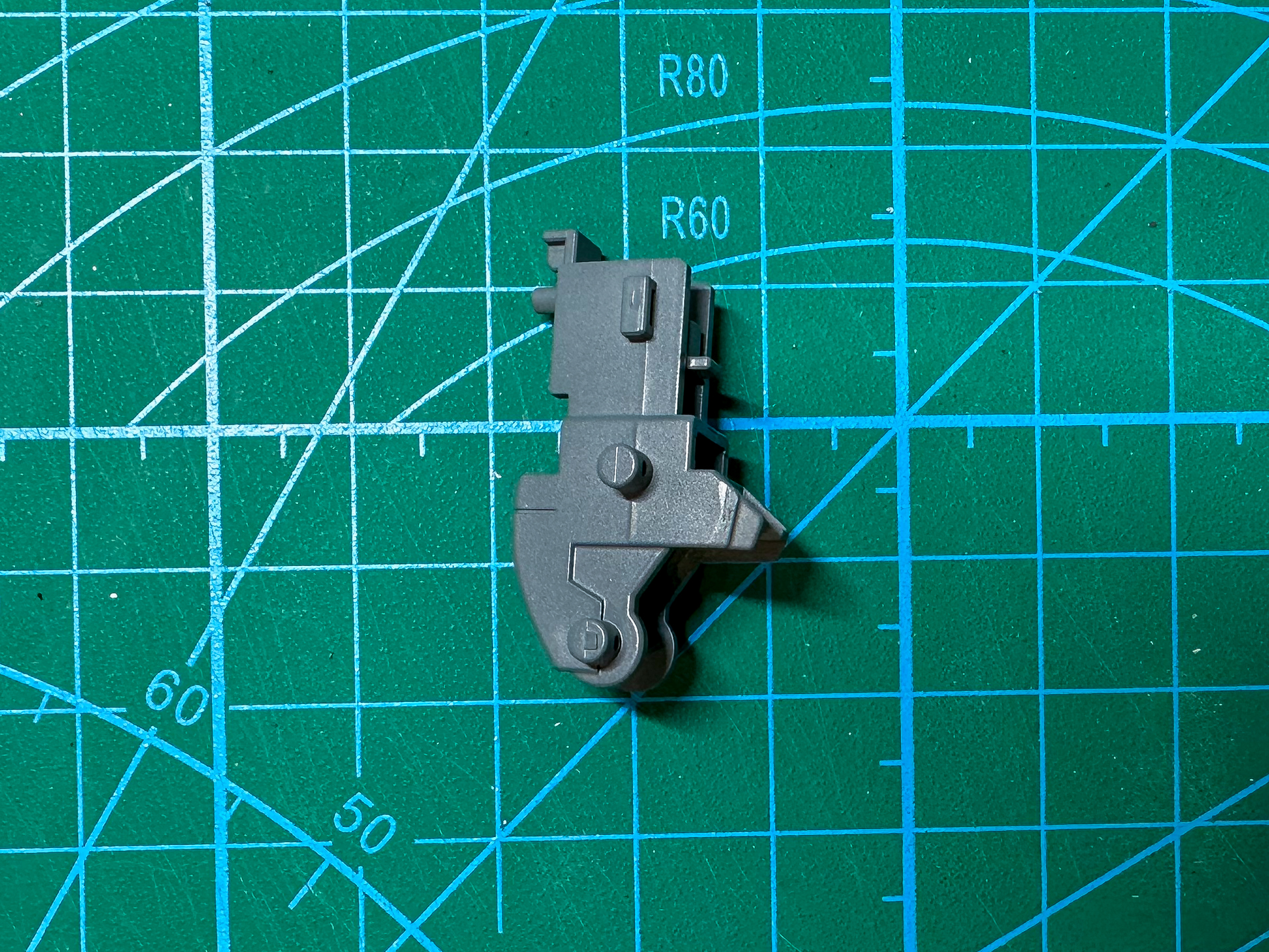 グレーを塗装したフレームパーツ。少し青みのあるグレーをうまく表現できました。