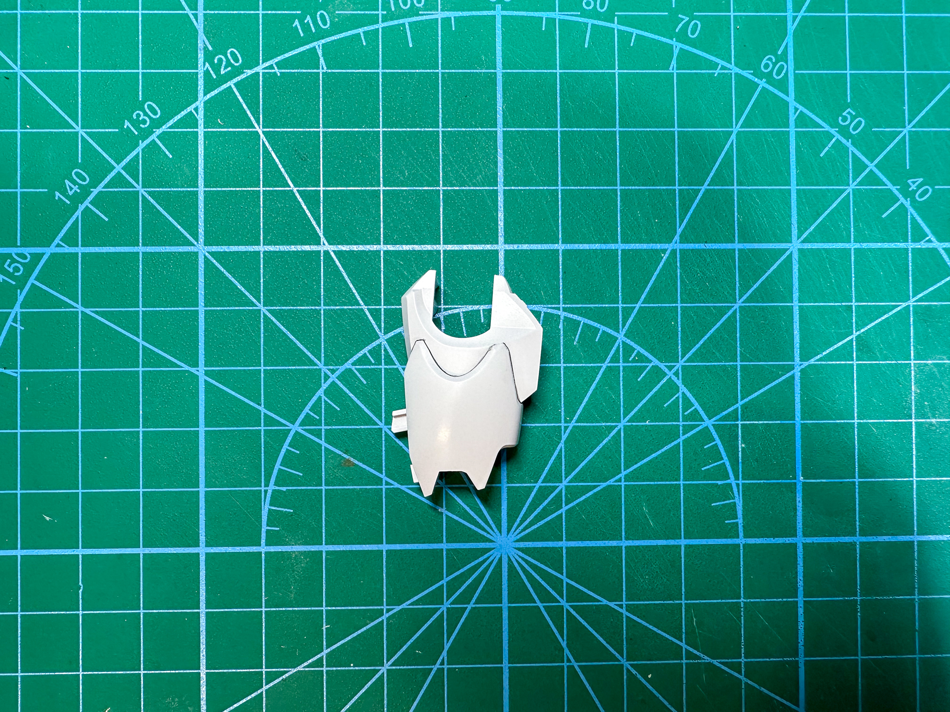 墨入れを行なった大腿部パーツ。ホワイトのパーツの墨入れを行なっているのでグレーでも十分に黒く見えます。