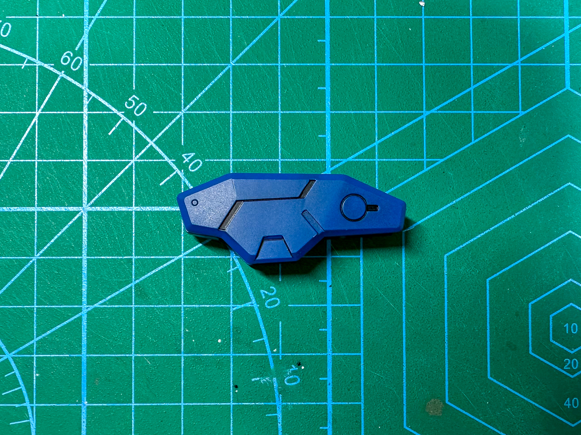 墨入れを行なったスラスターパーツ。濃いブルーに対して墨入れを行なうのでブラックのエナメル塗料で墨入れを行なっています。