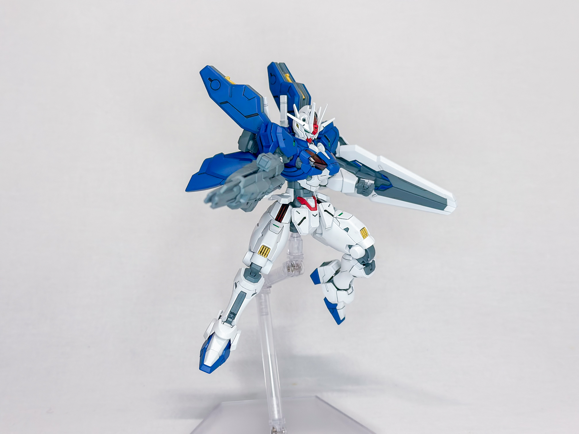 ビームライフルを構えてみました。さすが主人公機ということもあって様になっています。