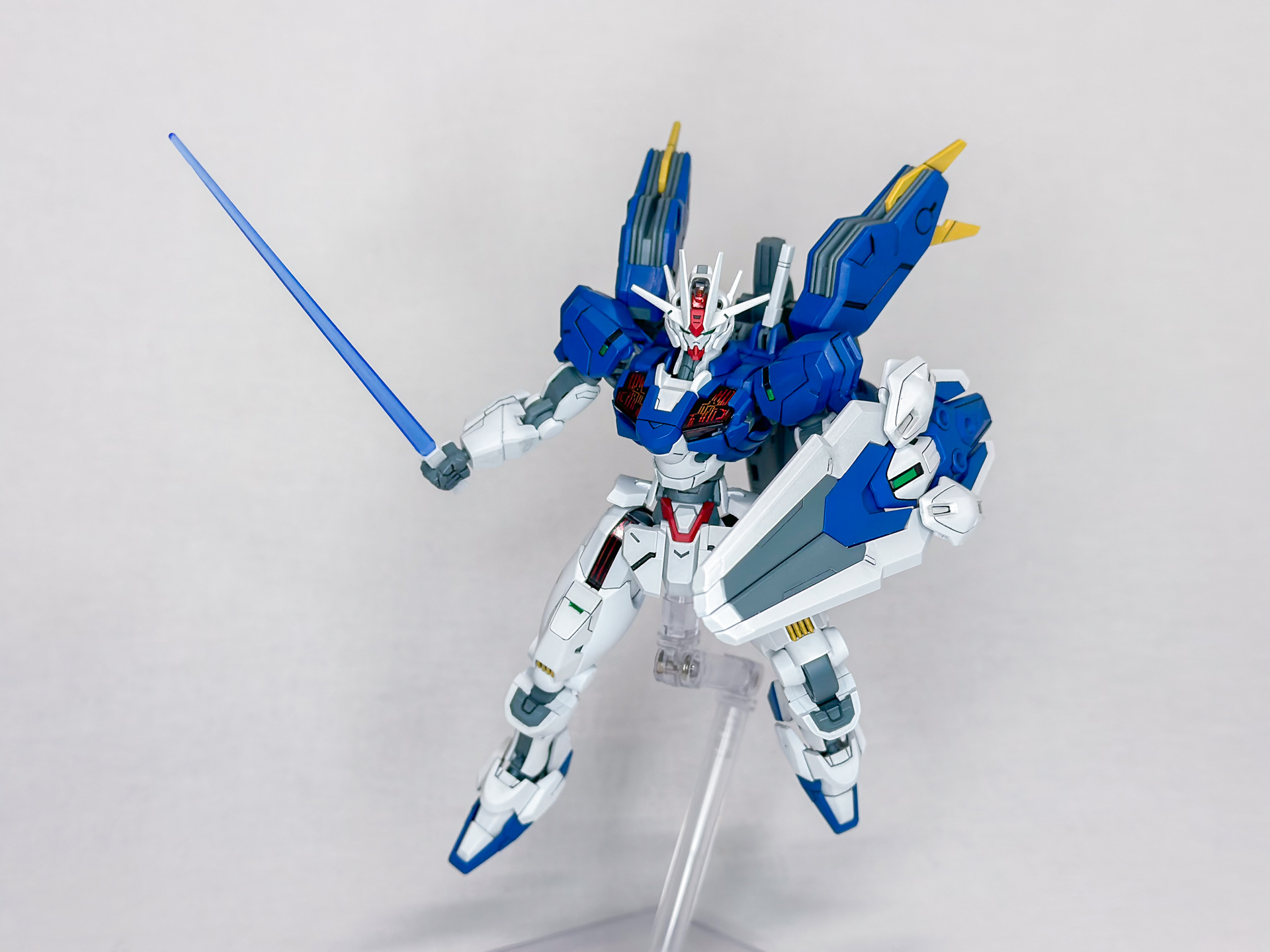 ビームサーベルを構えてみました。ビームサーベルの刀身はガンダムエアリアルと同様に平たい形状をしています。