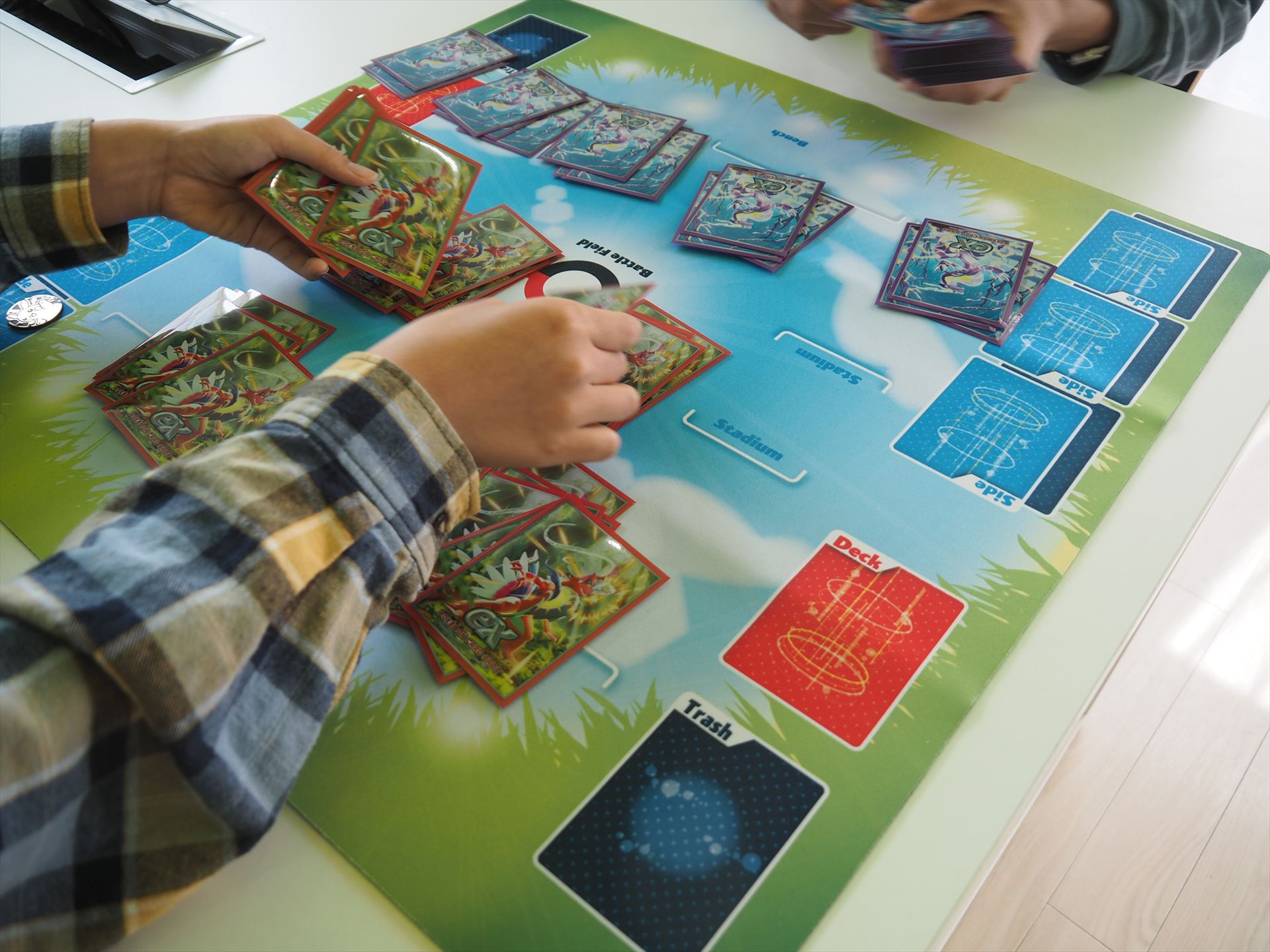 じゃんけんをして先攻・後攻を決めたら、お互いにデッキをよくシャッフルする。まずは、枚数確認もかねてディールシャッフルを行なうとよい