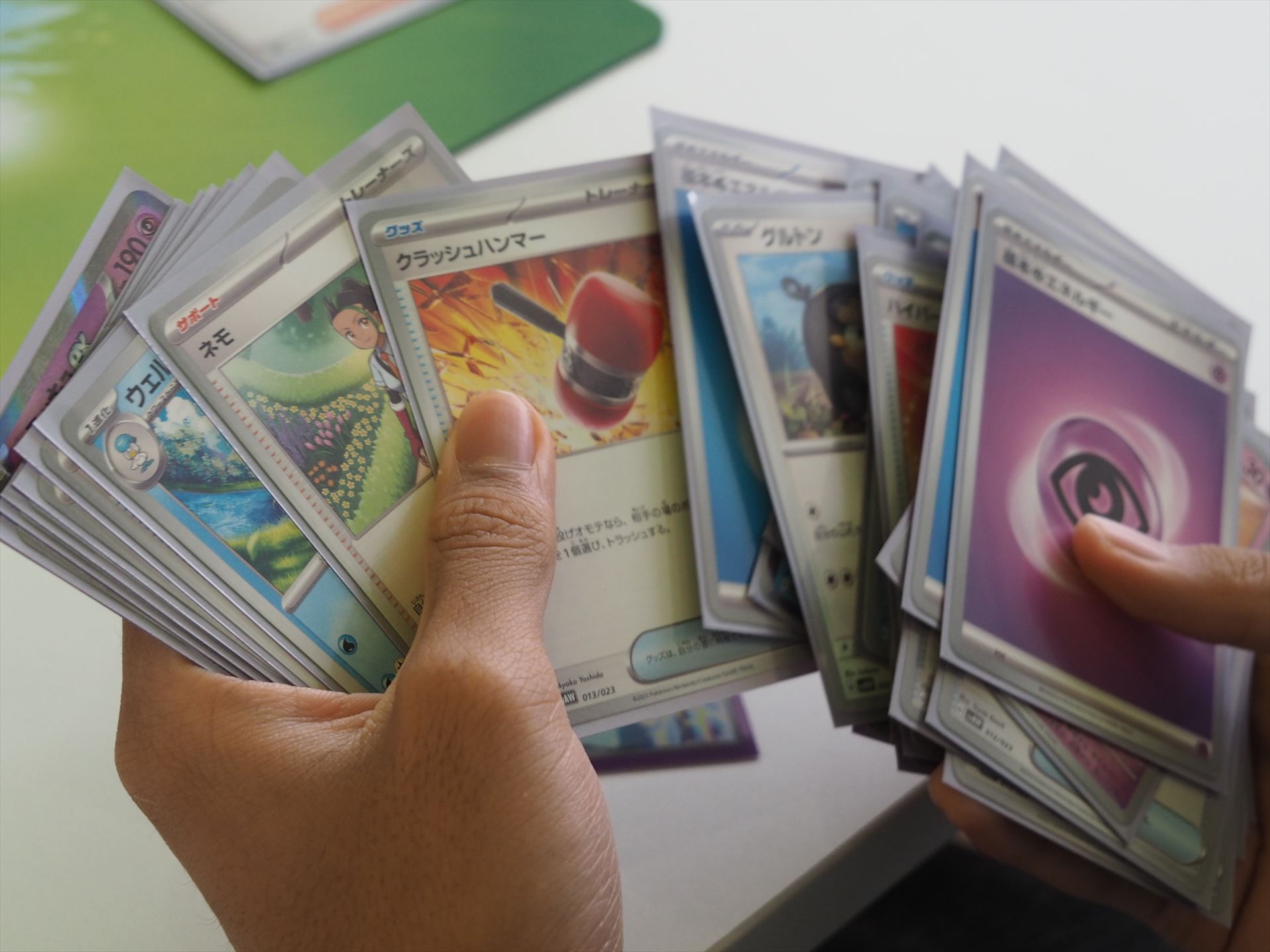 「ネストボール」の効果により、山札から「たねポケモン」を1枚選んでベンチに出せる