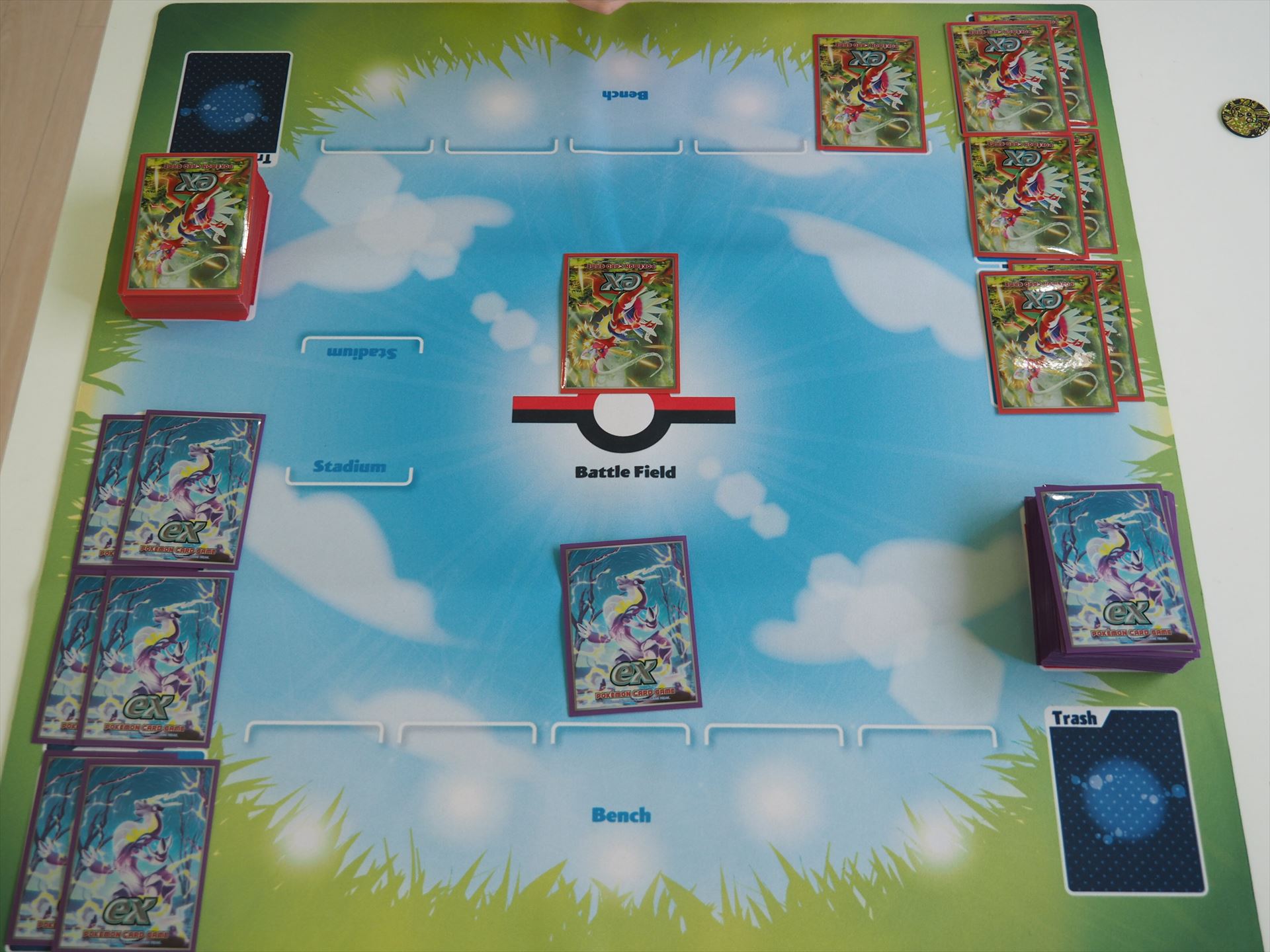 バトル場とベンチに「たねポケモン」を裏にして出し、山札の上から6枚をサイドに置けば、対戦準備は完了だ