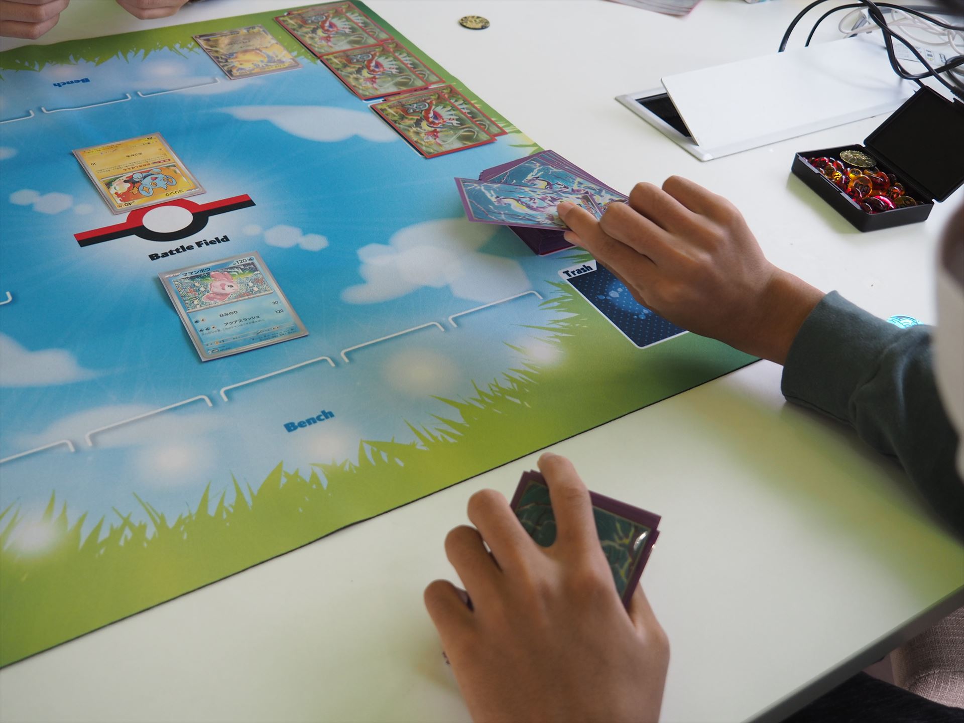 先攻プレイヤーが山札からカードを1枚引く