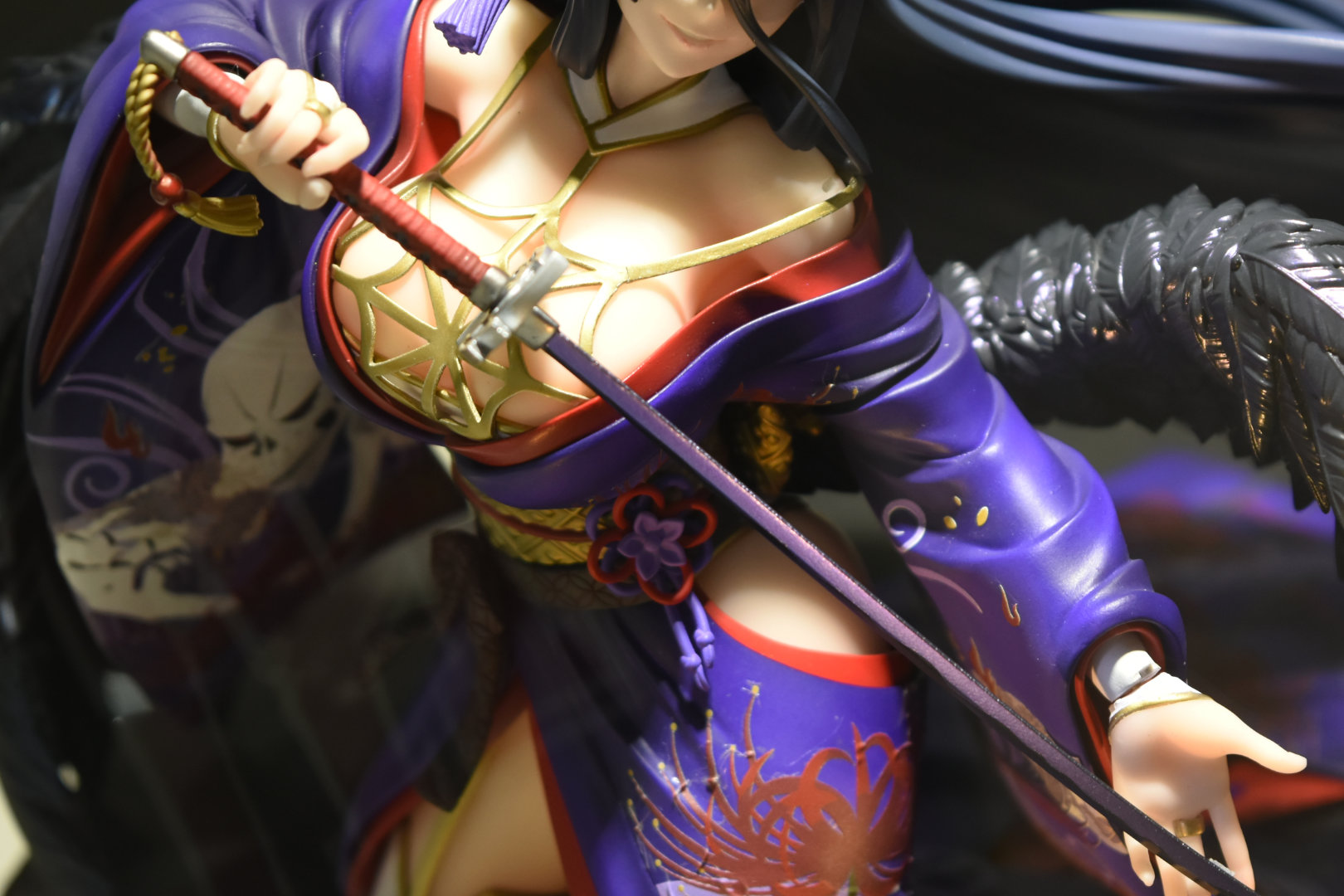 太ももの開き具合や、胸元の飾りのデザインは、普段の衣装をオマージュしている