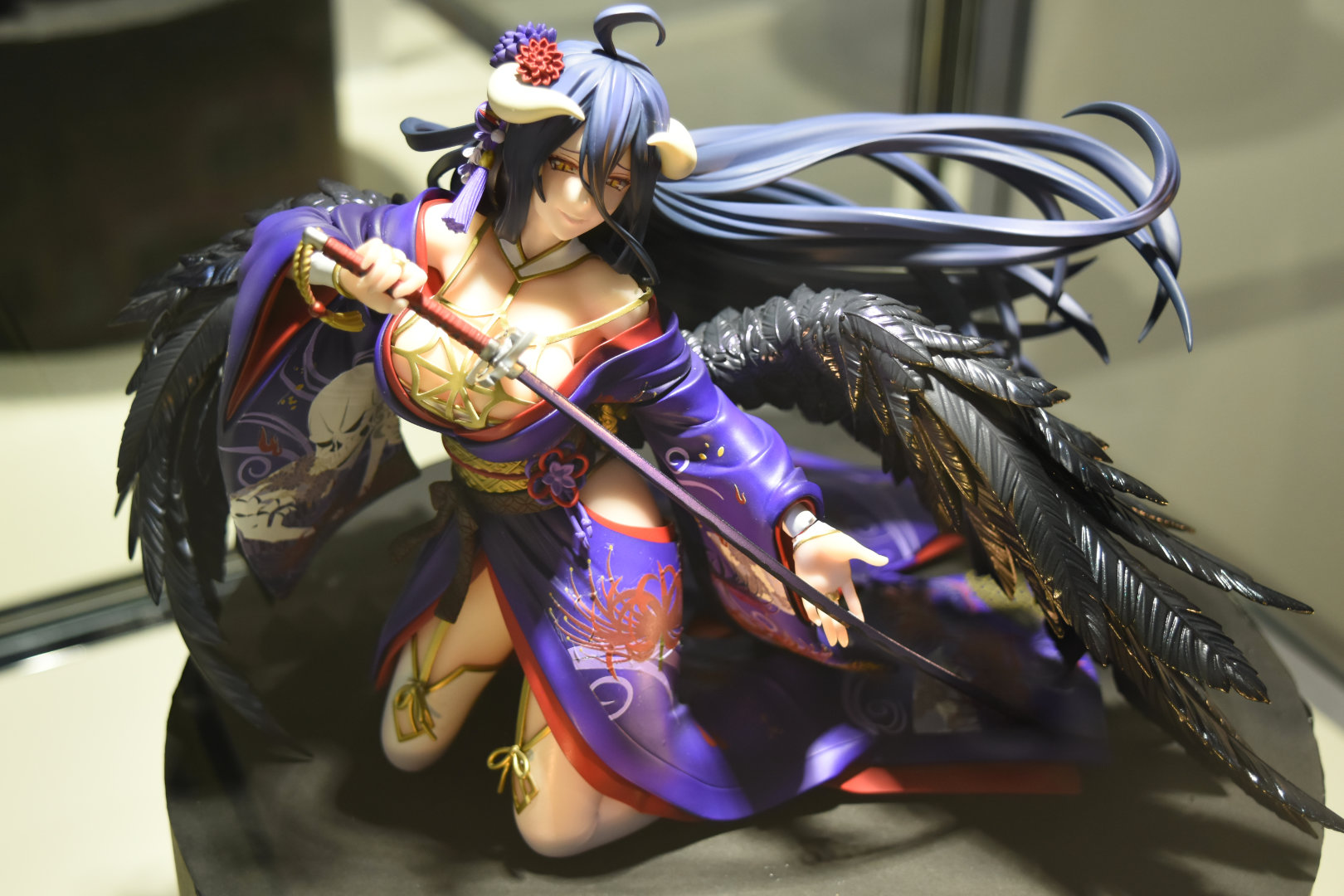 髪や羽根は、1つ1つ異なる方向に乱れているという拘りの作り込み