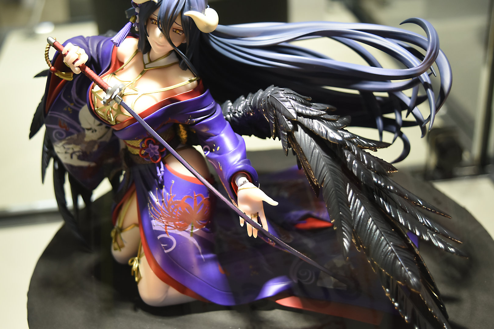 髪や羽根は、1つ1つ異なる方向に乱れているという拘りの作り込み