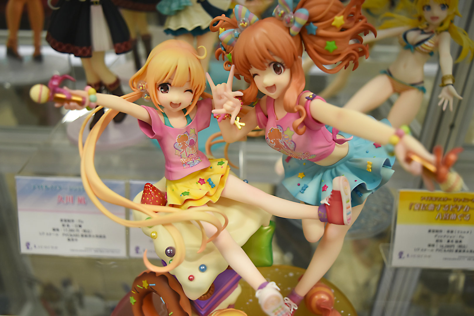 ポーズを決める手が交差する作りになっており、2体そろえて並べたくなるアイテムだ