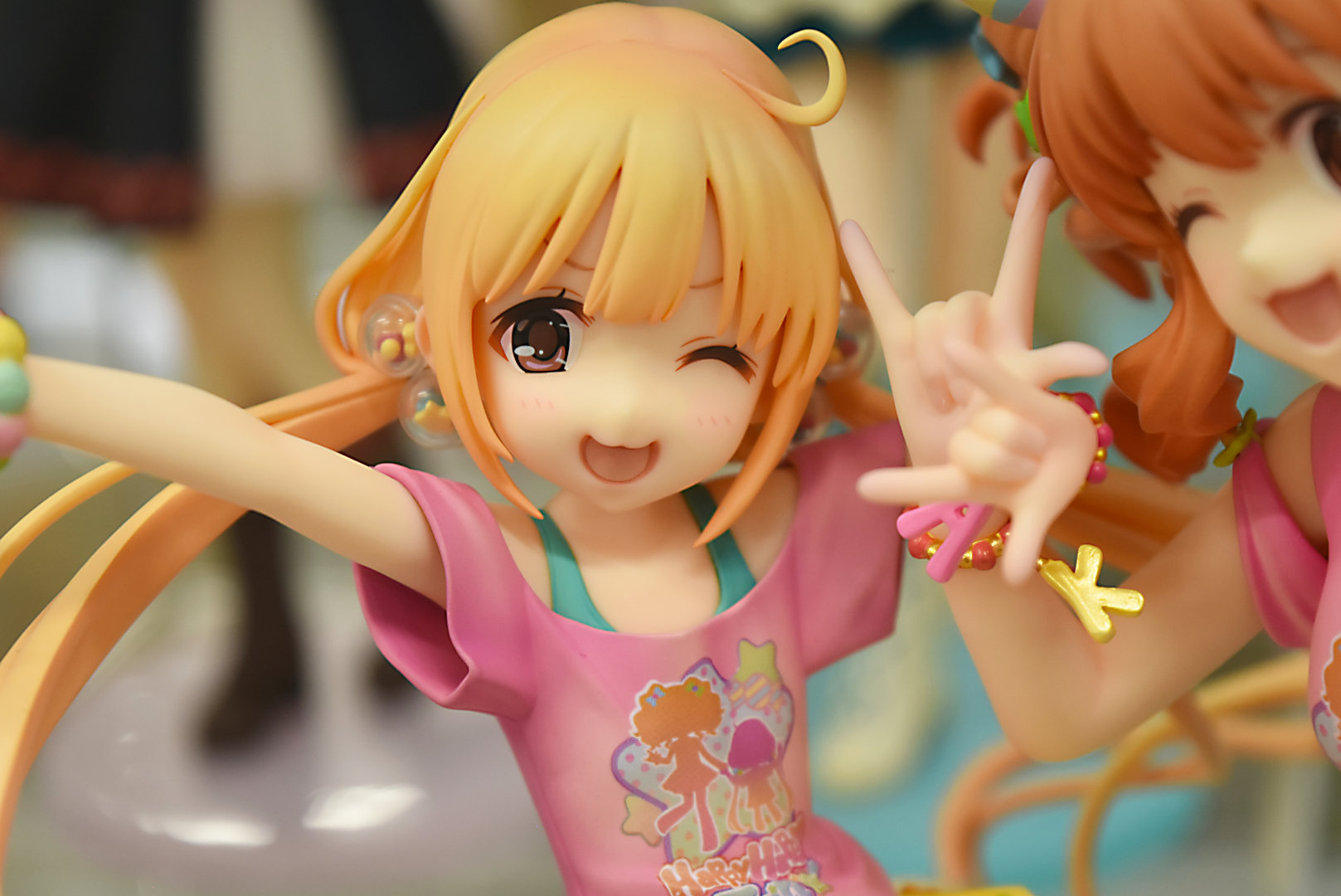 ポーズを決める手が交差する作りになっており、2体そろえて並べたくなるアイテムだ