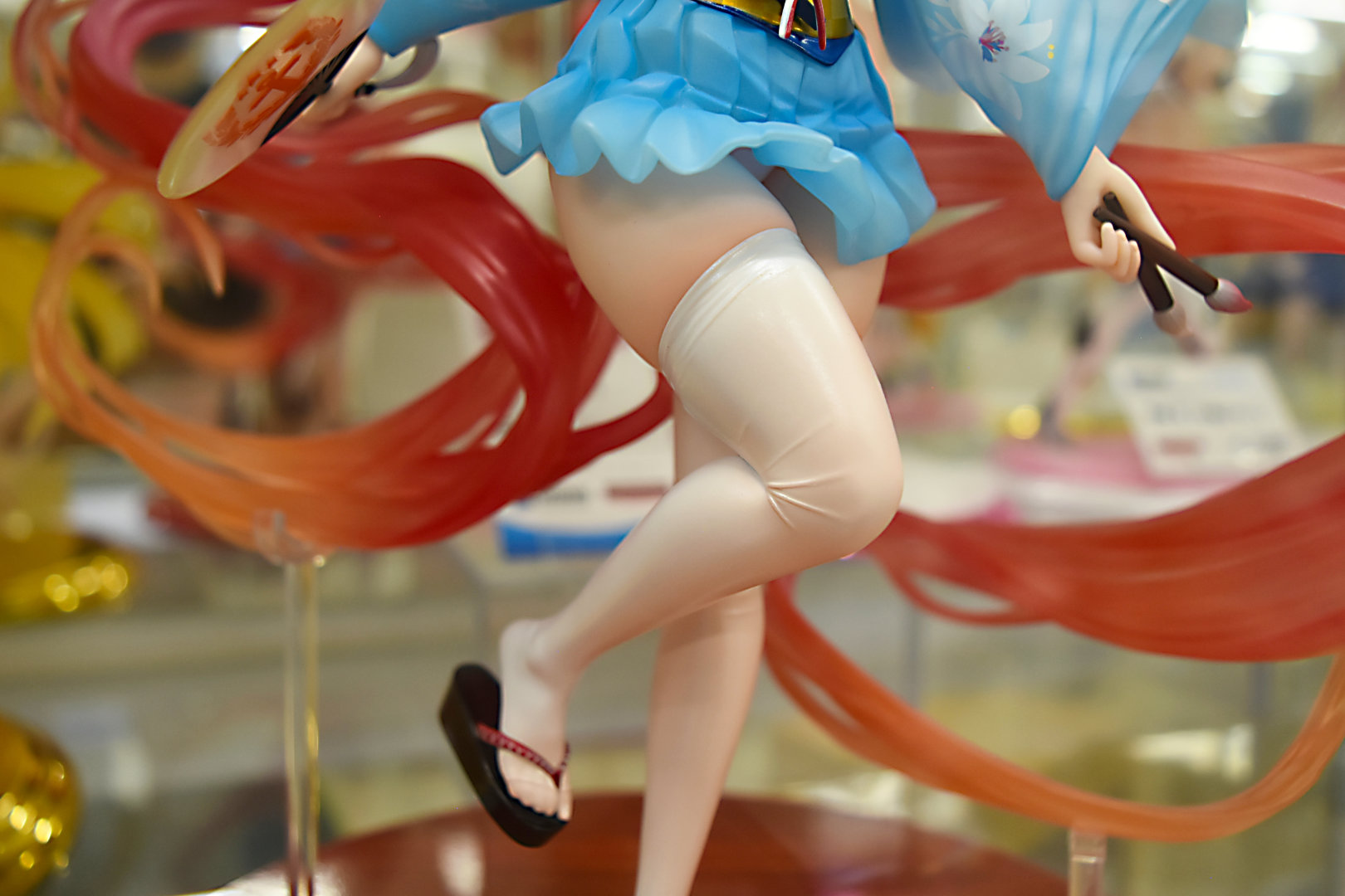 ニーソックスの食い込みが、太ももの柔らかさを見事に表現している