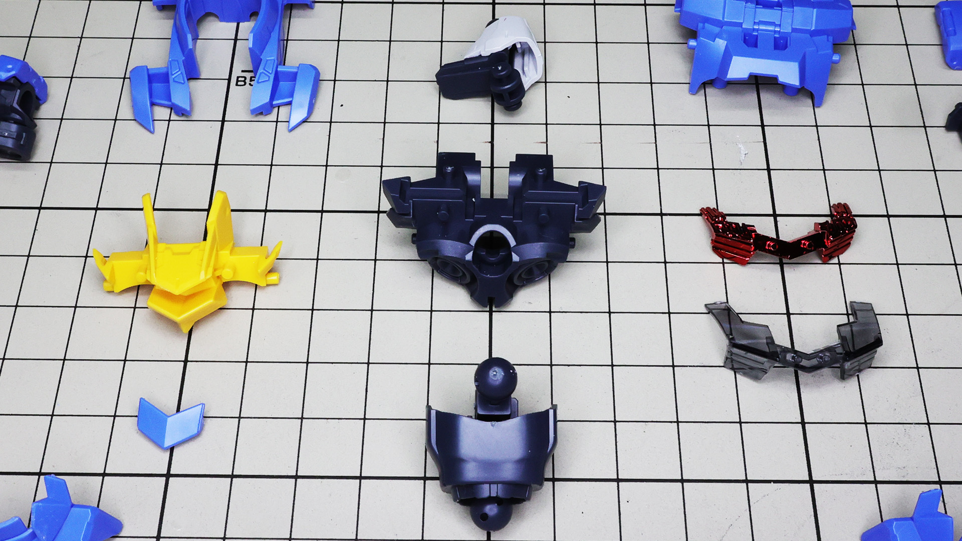 首部と腹部をメインのフレームに組み込みます
