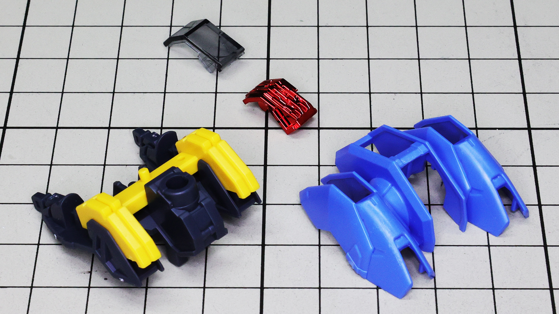 黄色のスリット状パーツとシェルユニットを挟み込んで完成します