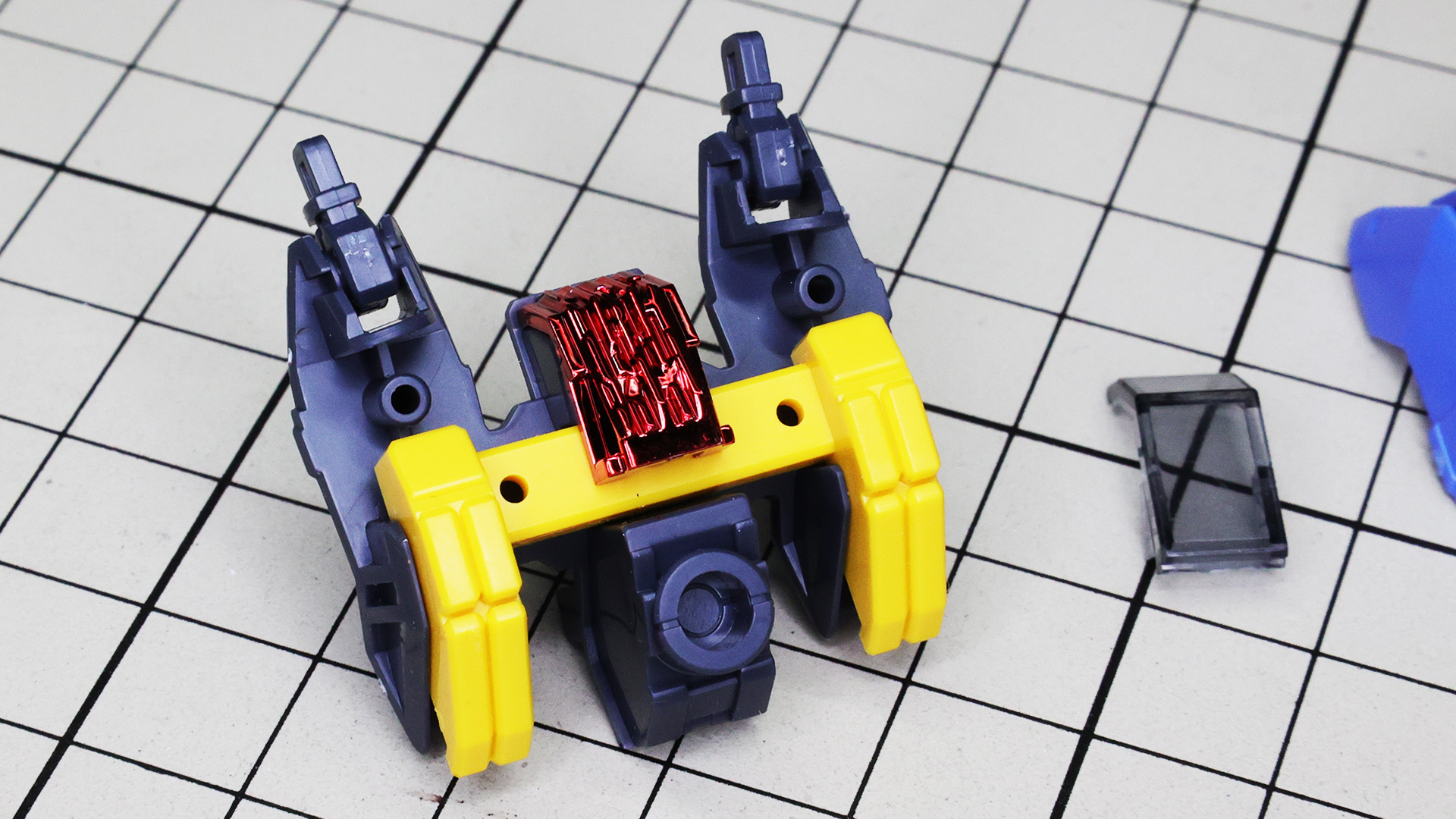 HG版では固定だったビームサーベル基部は回転可動が可能になりました