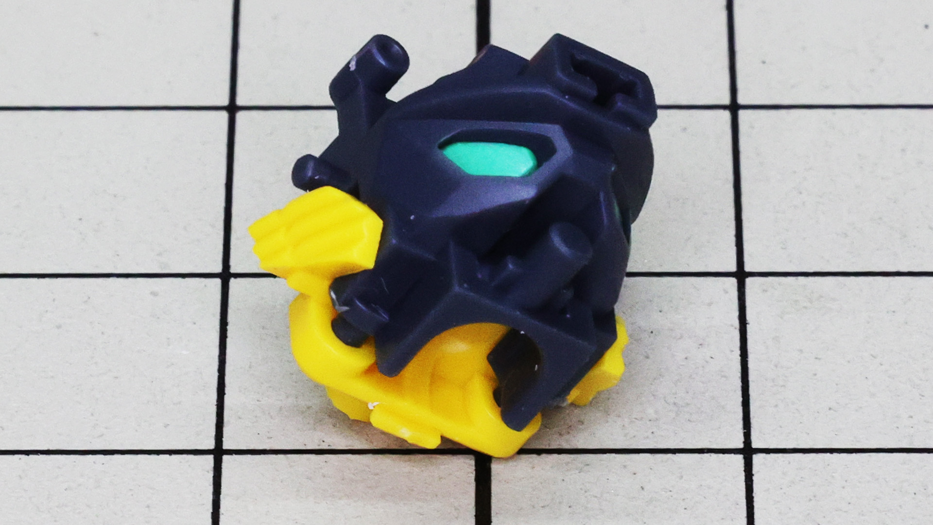 フレームにツインカメラアイ、黄色のディテールを組み込みます