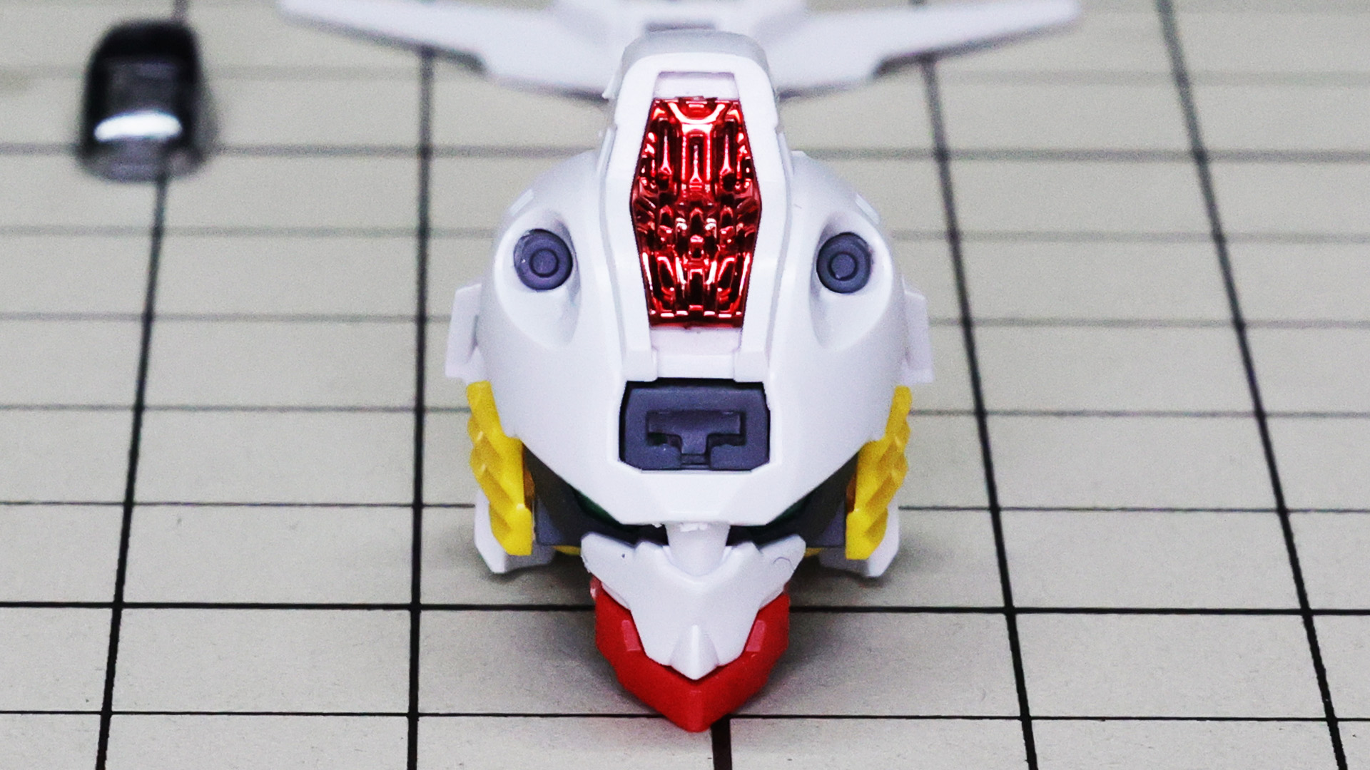 頭部前面にはシェルユニットを組み込みます