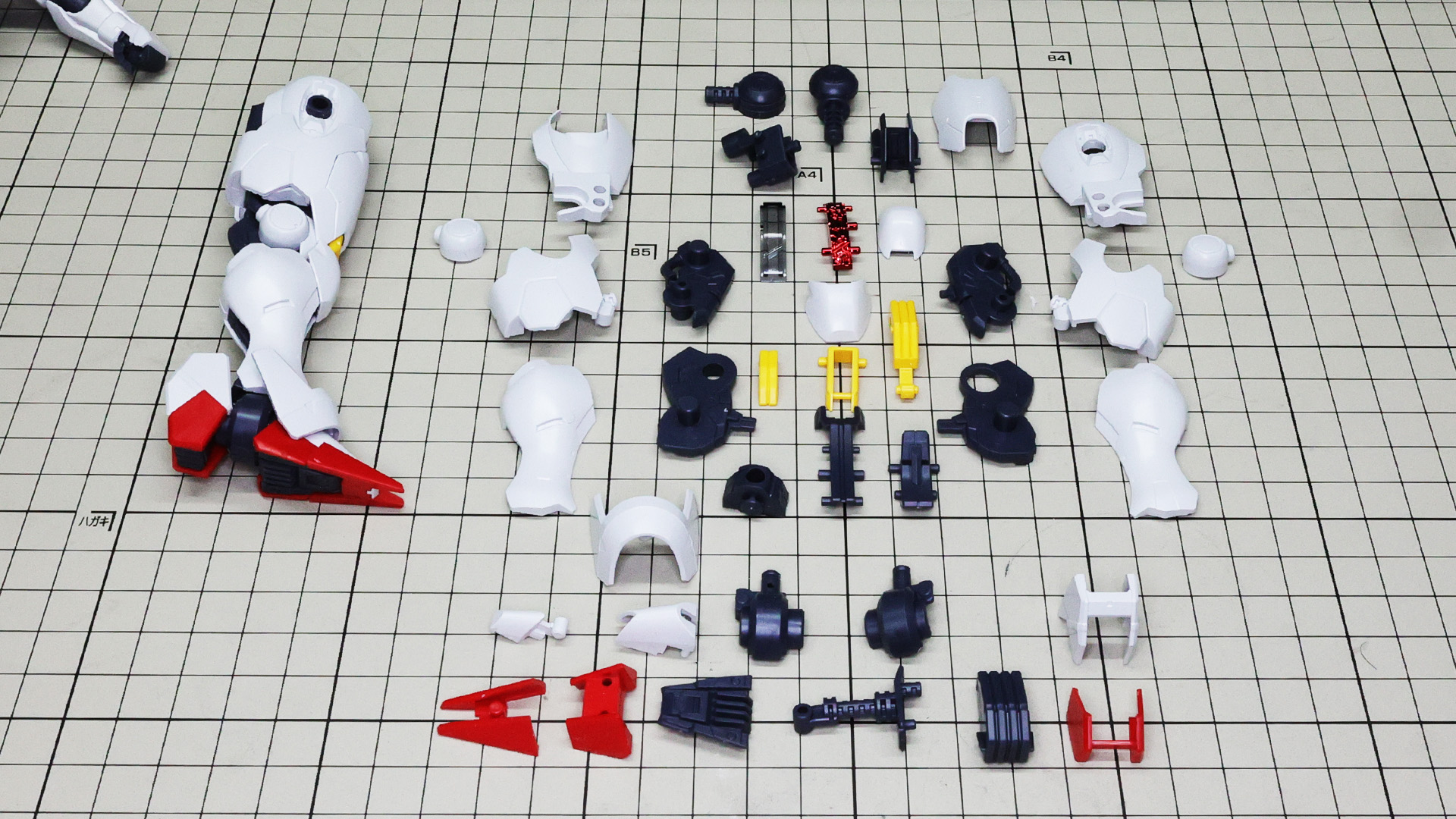 ぐんっとパーツ数の増える脚部は機体を支える部位ということを感じさせます