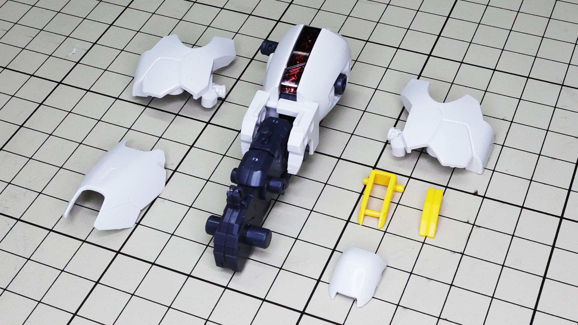 さらにディテールと装甲を組付けます。黄色いディテールは前面用でこちらも連動可動します