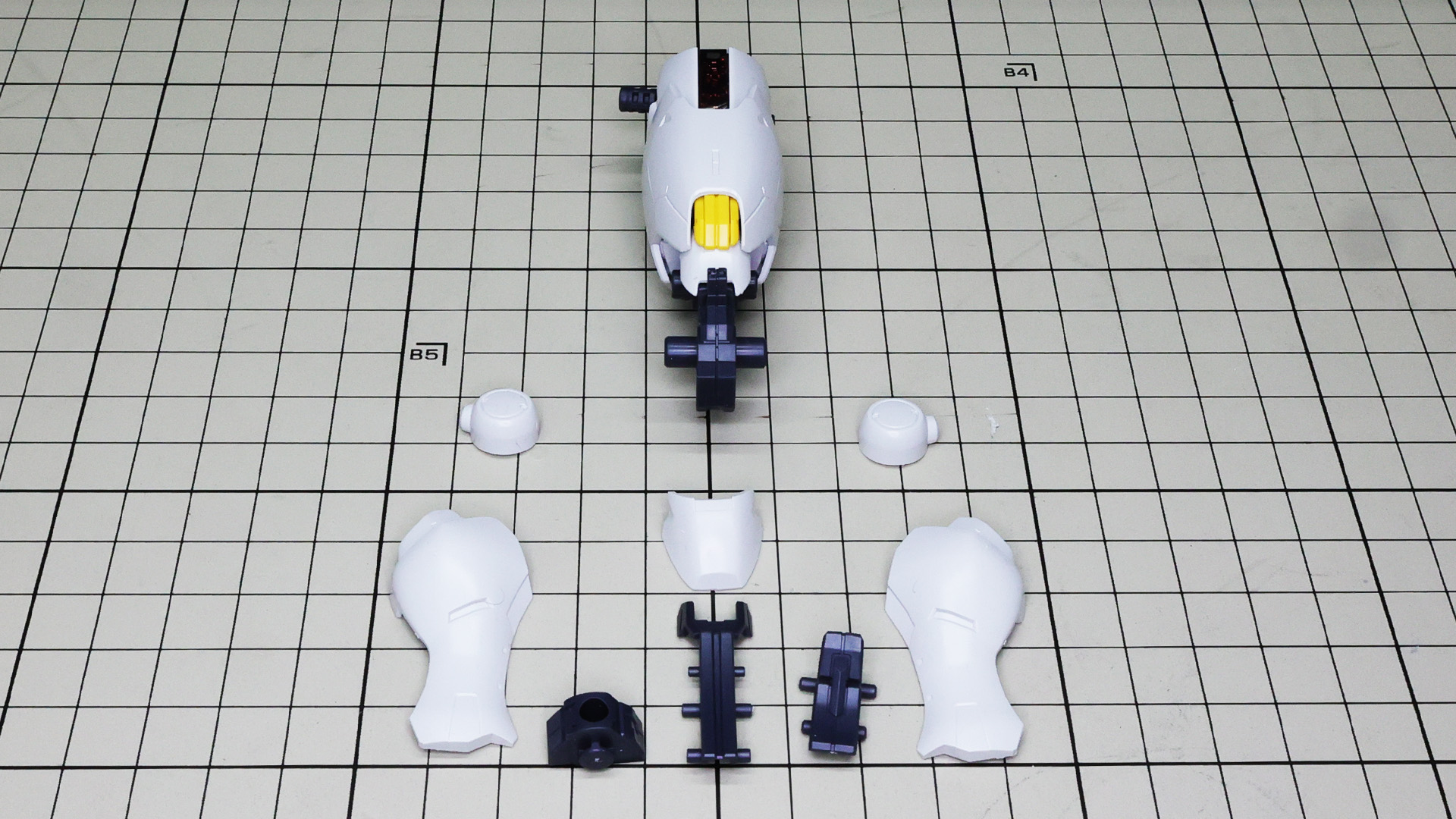 脛部はいたってシンプルな構造で、装甲にフレーム状のディテールパーツを組み込みます