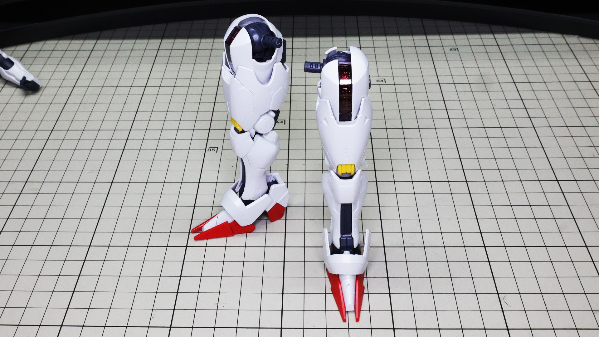足先に向かって絞り込まれるスタイリッシュな脚部