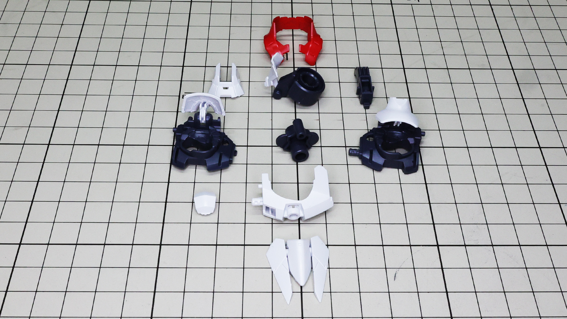 左右の装甲はヒンジで組み込まれるため外れにくくなっています