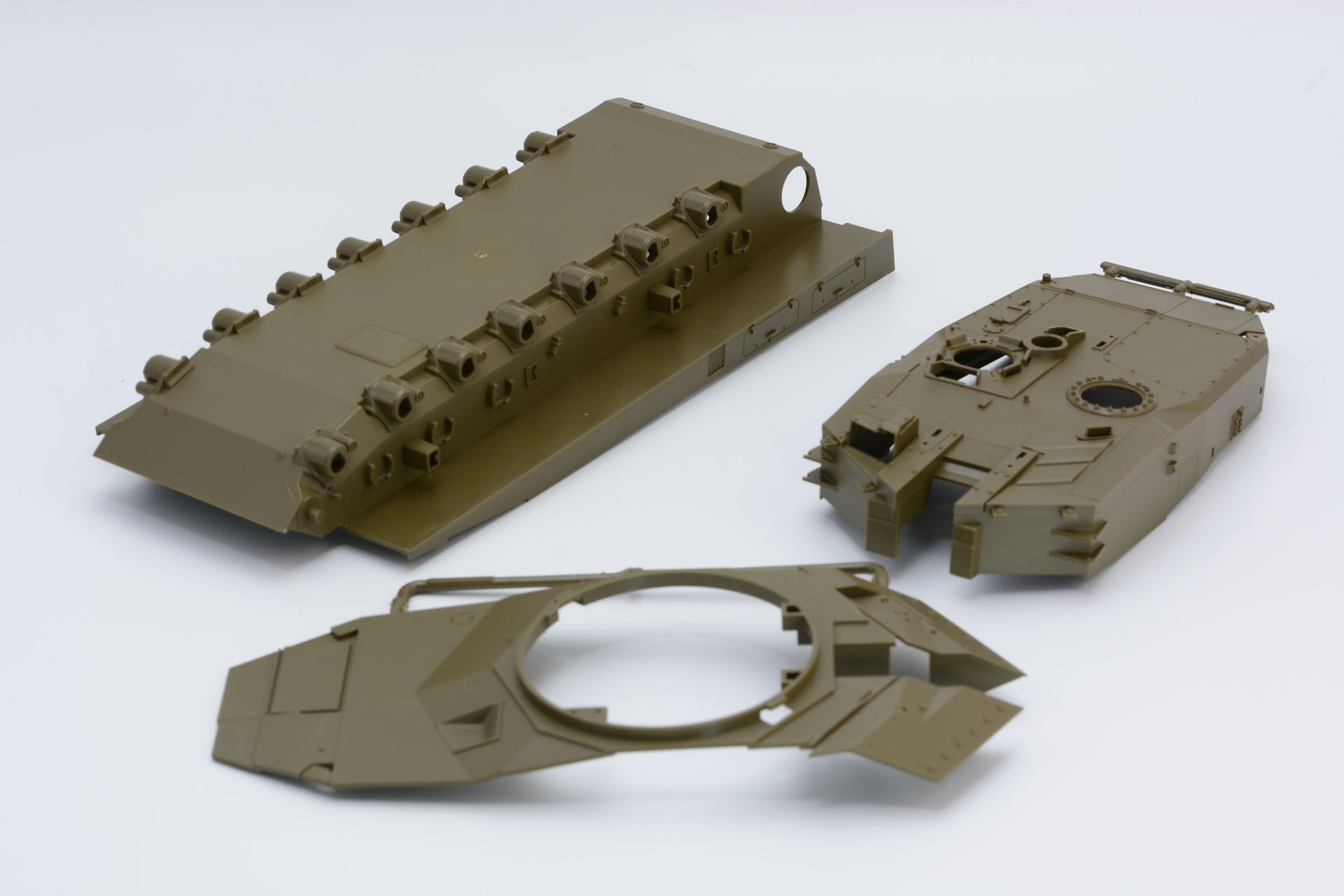 車体、砲塔は大型パーツで表現。このパーツを土台に細かいパーツを取り付けていく