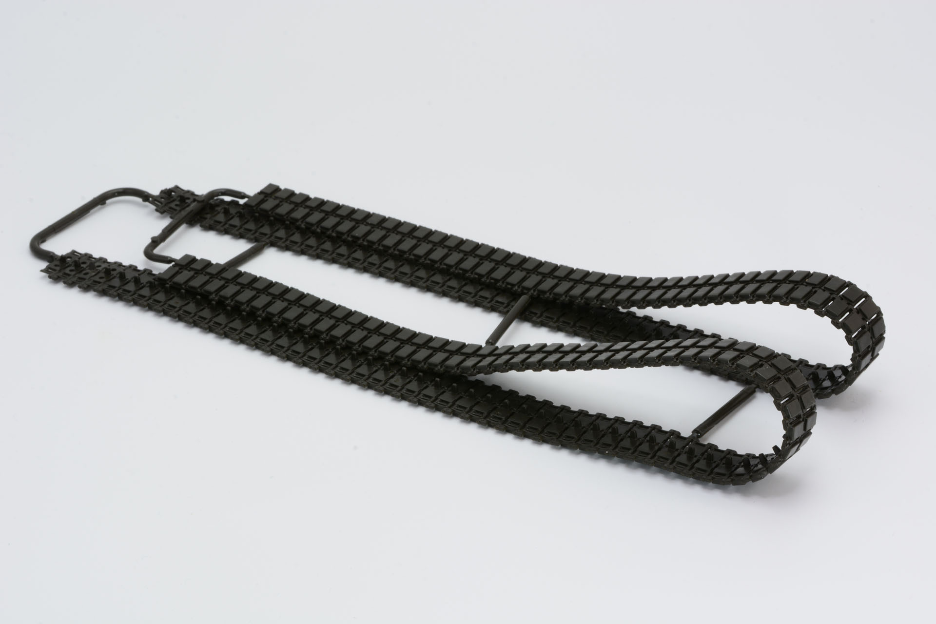 軟質素材のキャタピラパーツ。プラモデル用の接着剤が使える。塗装も可能