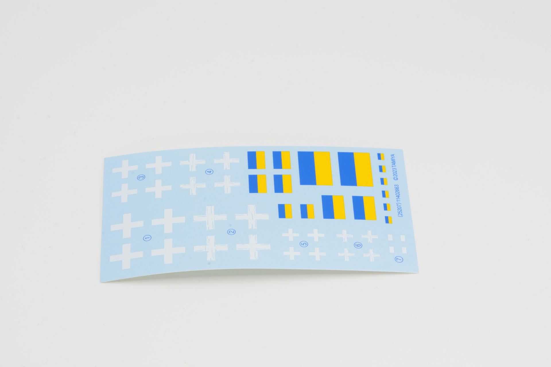 本キットの専用デカール。識別用の白十字と、ウクライナ国旗のマーク