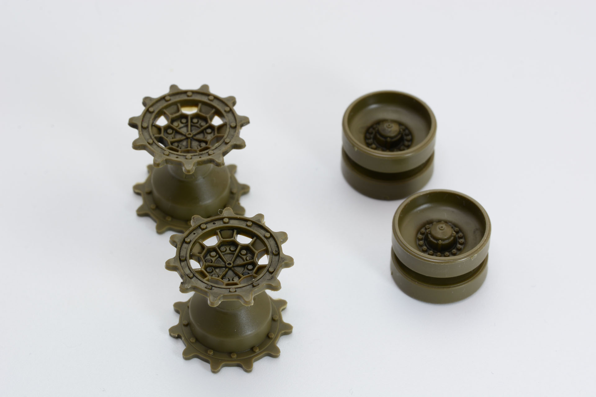 キャタピラを引っかけて駆動させる「ドライブスロケット」と、車体前方の「アイドラーホイール」