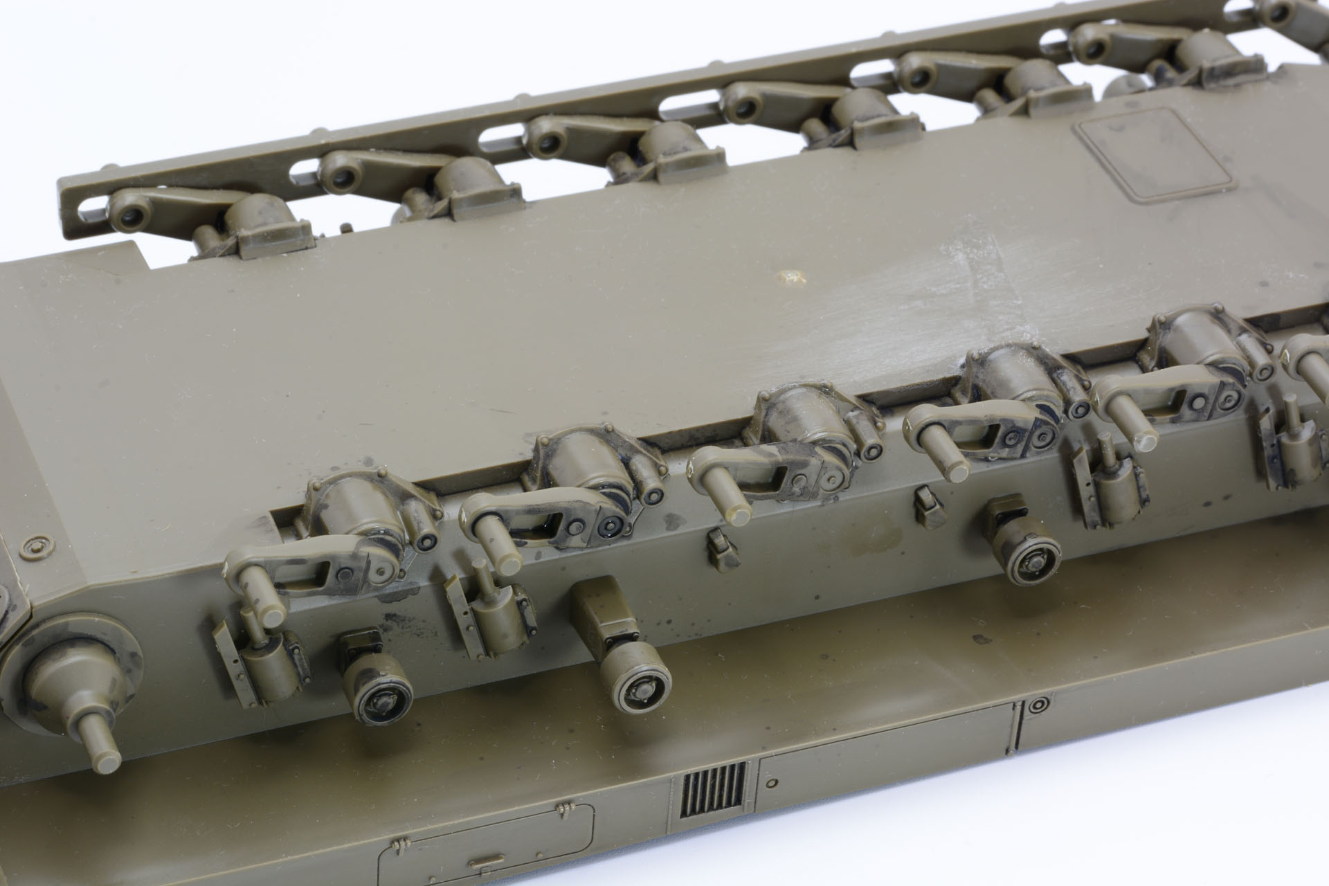 大きなパーツにサスペンションを取り付けていく