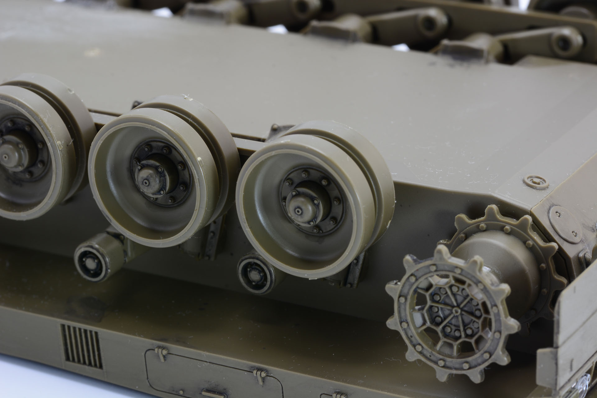 ホイール取り付け。各ホイールはポリキャップを挟み込んでいるのでスムーズに回転する