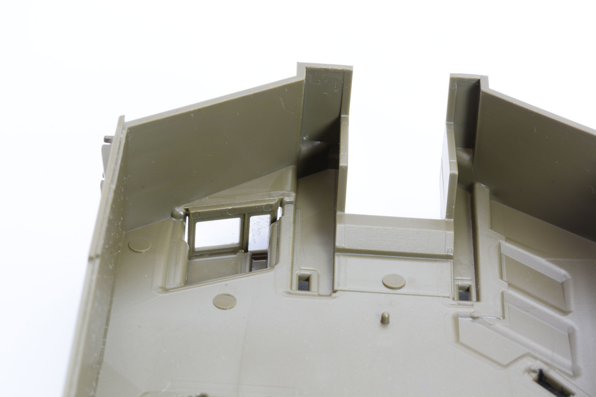 ガンナーズサイトは熱源探知や、レーザーレンジファインダーなど様々なセンサーが組み込まれている