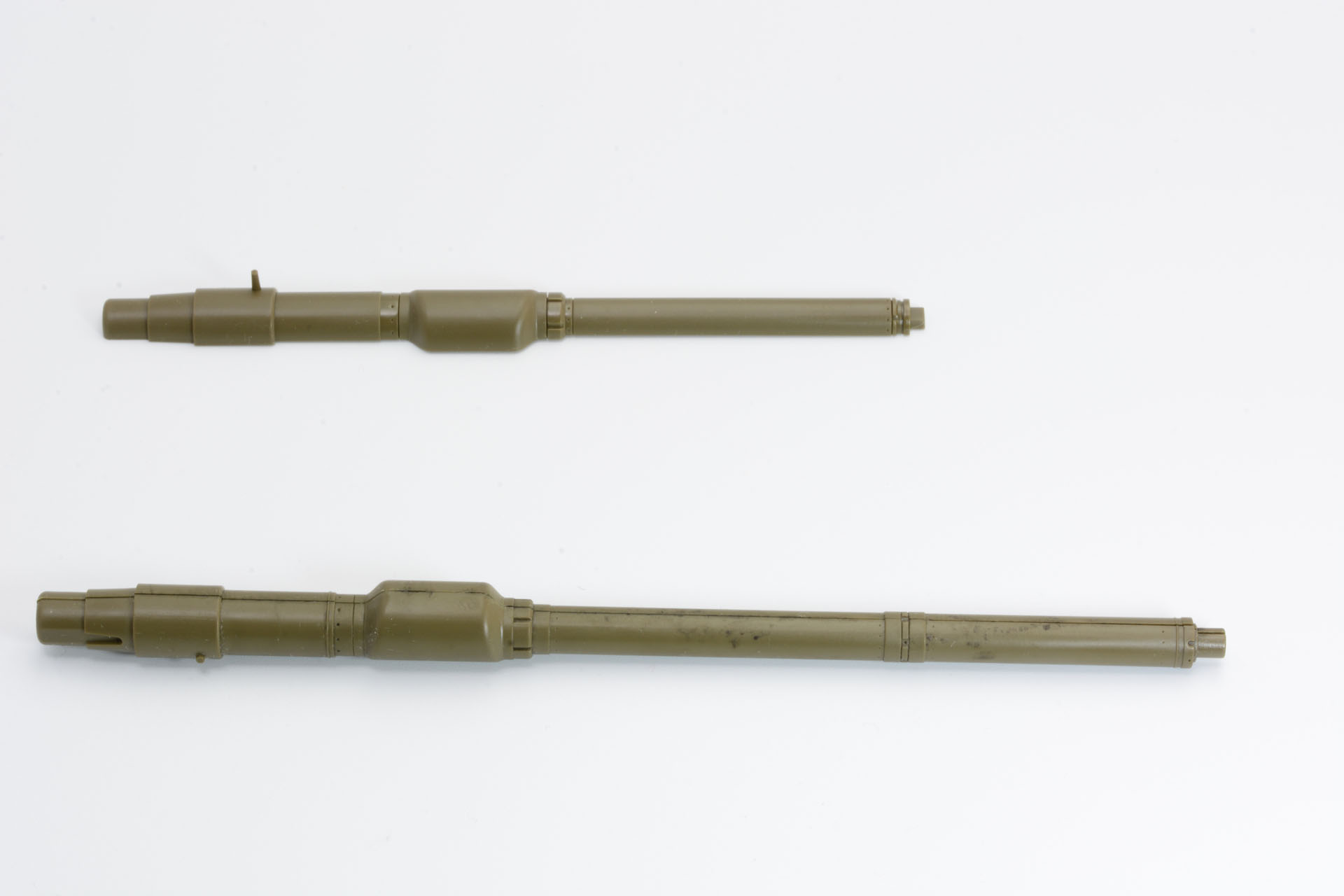 キットにはA5に搭載されていた44口径120mm滑腔砲の砲身パーツも。並べることで55口径120mm滑空砲の砲身の長さを実感できる