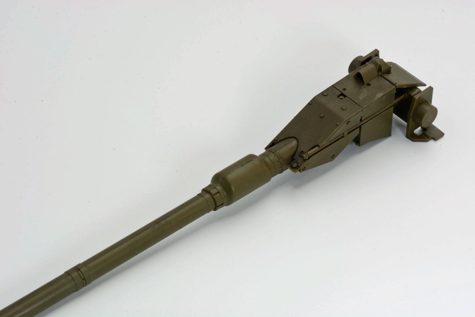 砲身基部を砲塔に取り付ける