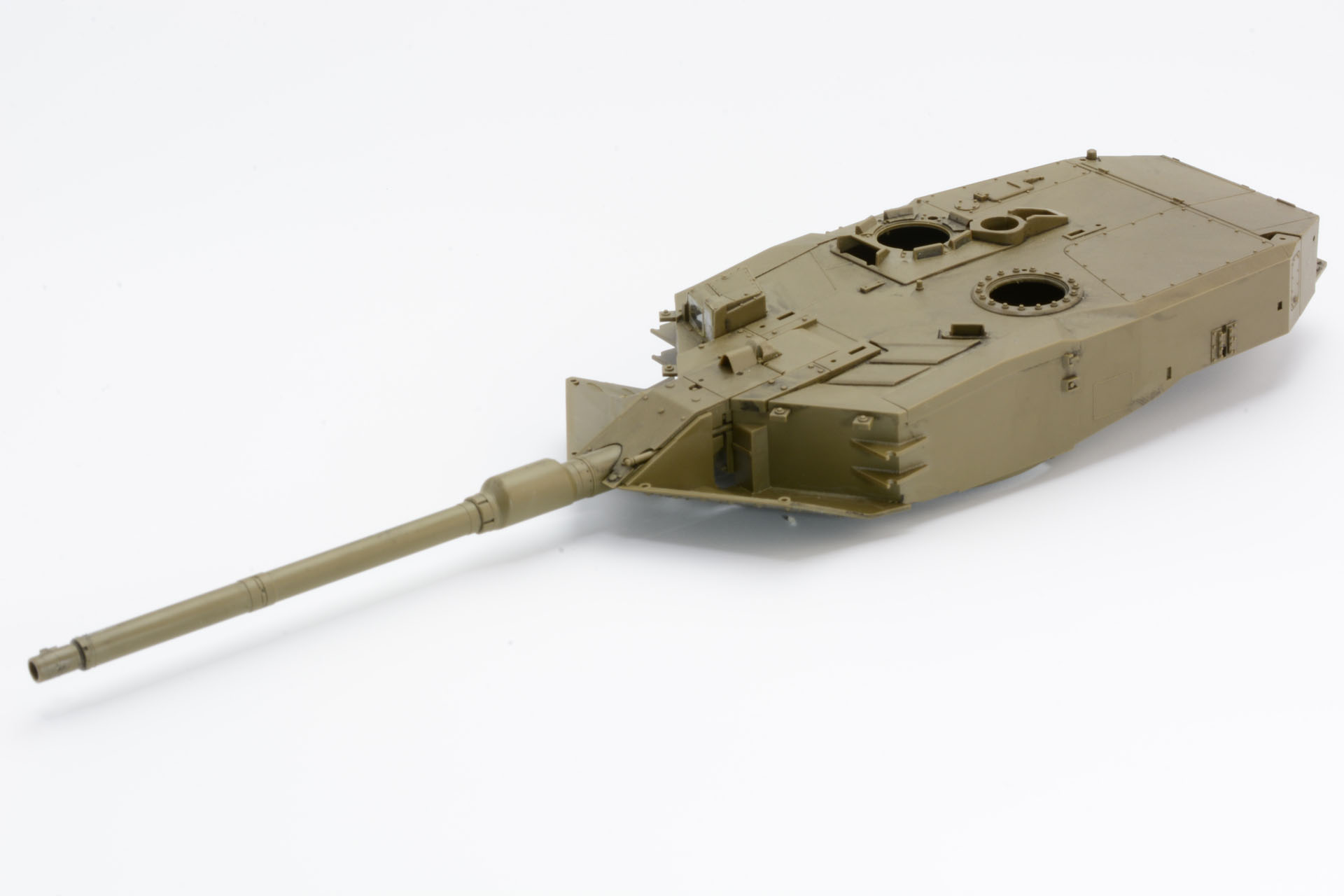 砲身基部を砲塔に取り付ける