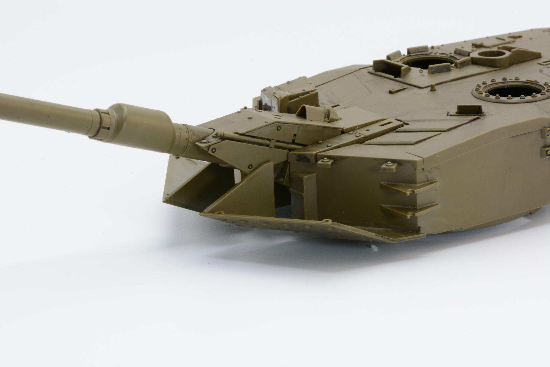 砲身は角度を変えられる。くさび形追加装甲の下部分は、砲塔パーツと一体化している