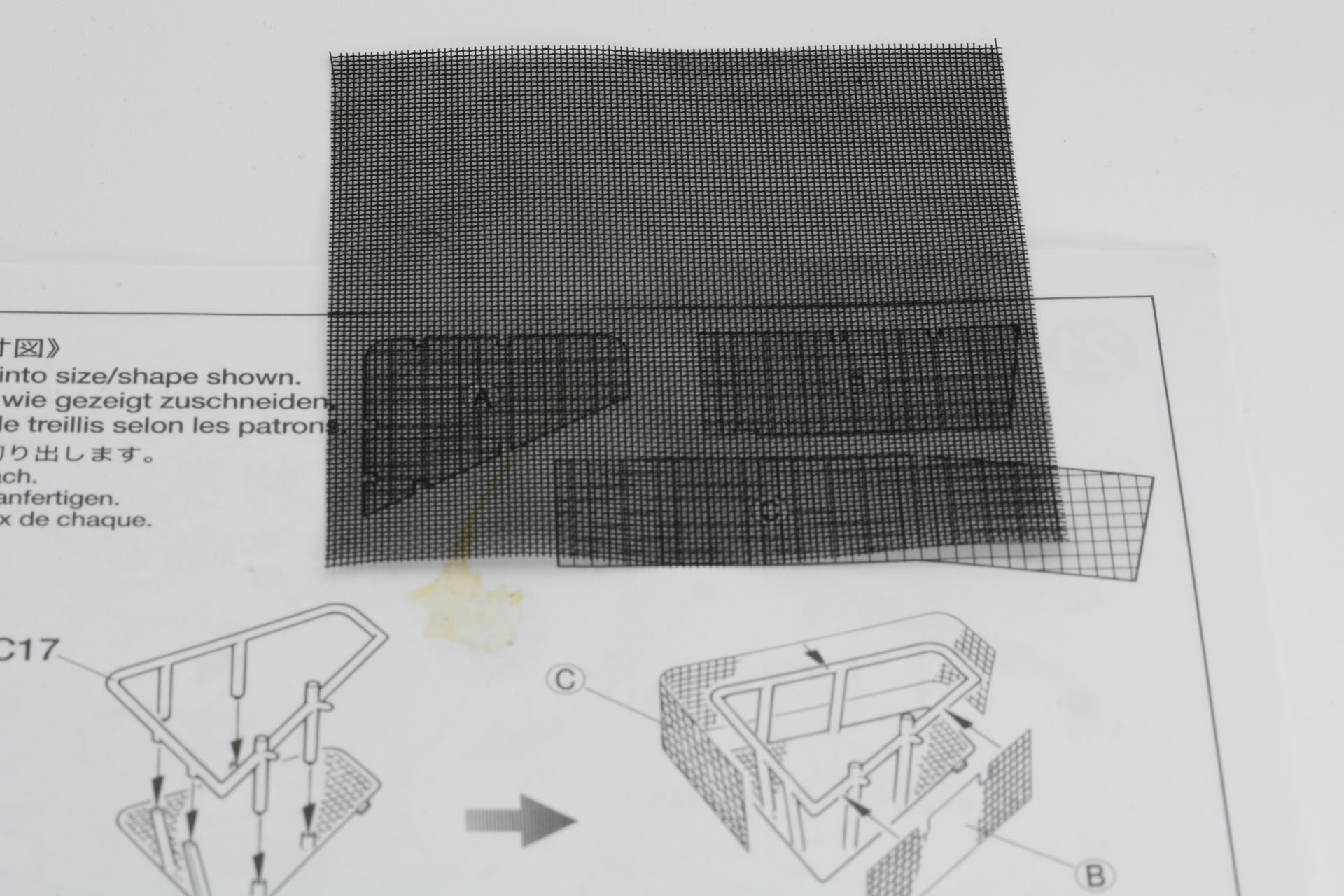 アミ部品を説明書に従って切り取っていく