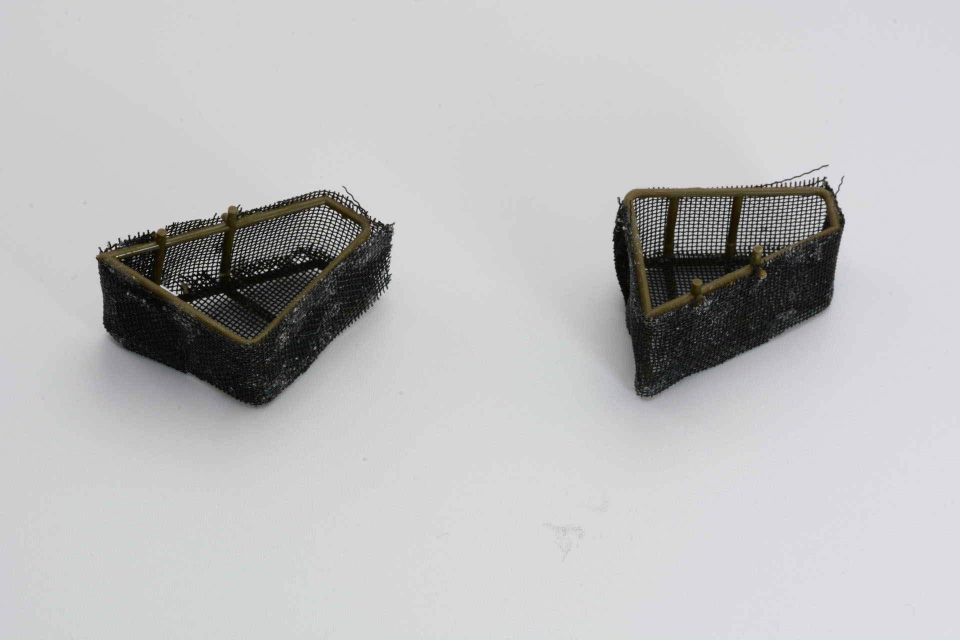 フレームに貼り付ける。瞬間接着剤を使うのが良いようだ。慣れないためガビガビになってしまった