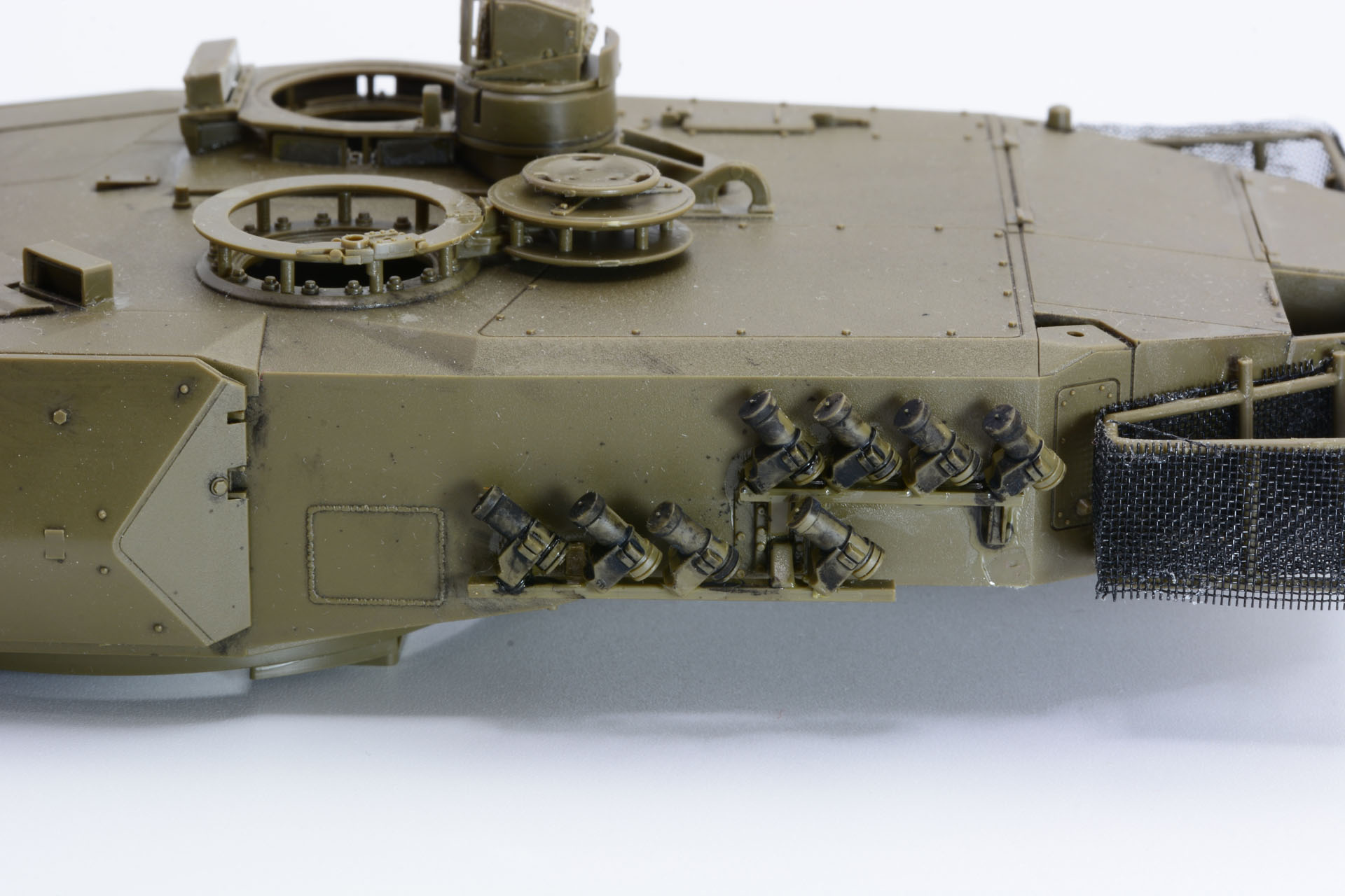 煙幕弾を車体周囲に発射するスモークディスチャージャー