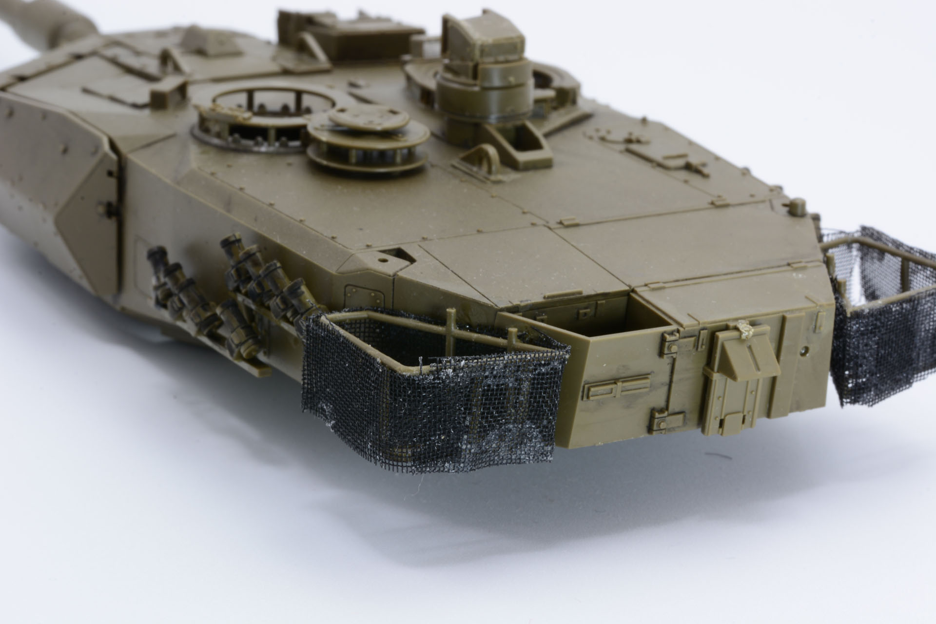 砲塔後部にバケットを取り付ける