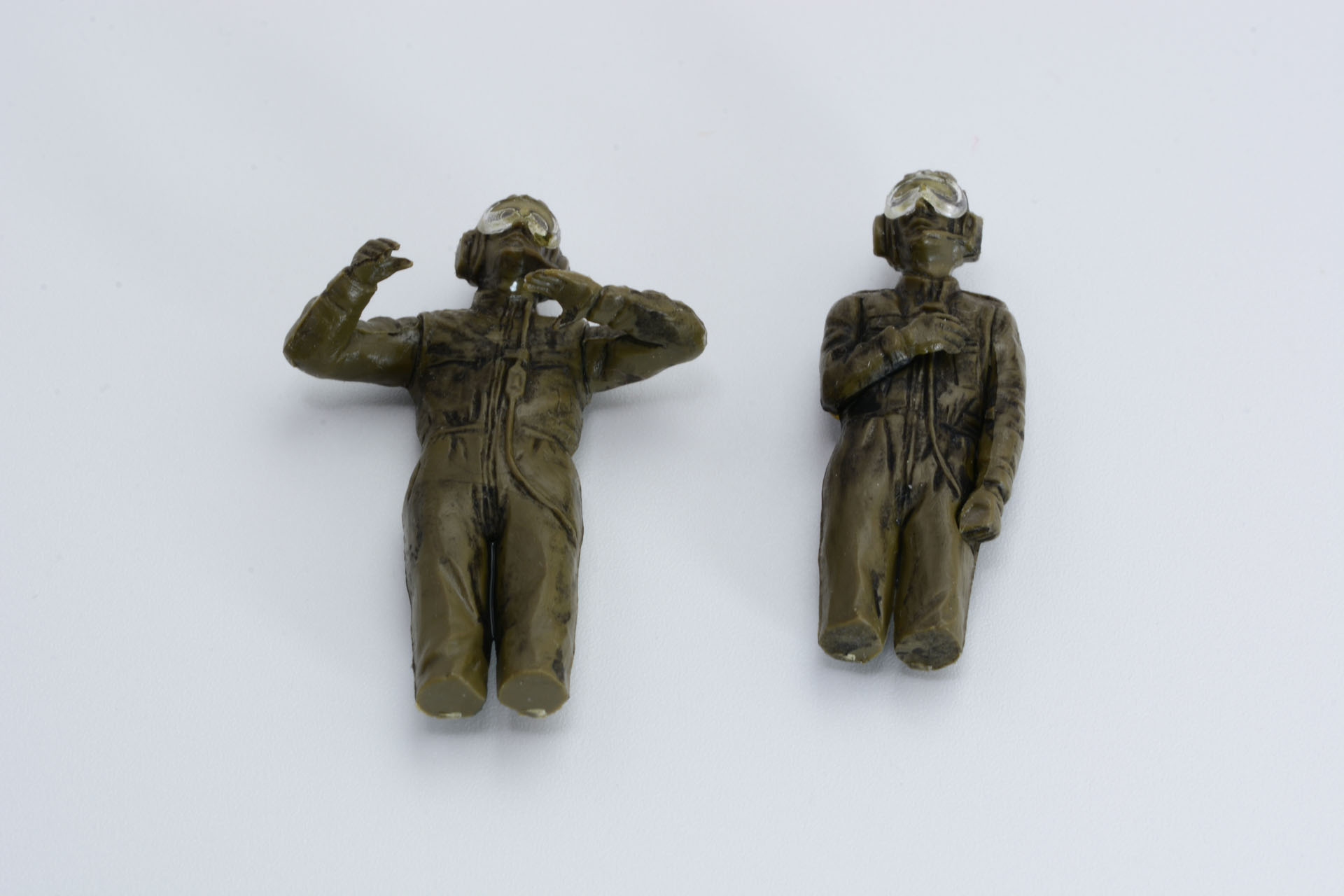 左が車長、右が装填手のフィギュア。ゴーグルはクリアパーツ