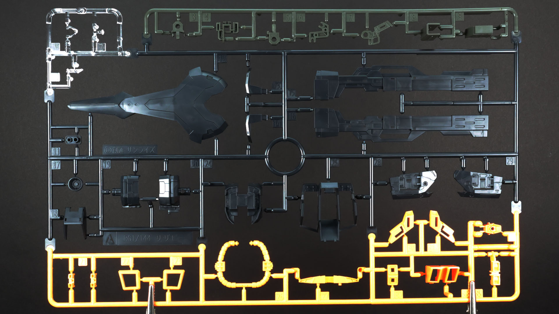 A：主に装備とディテール