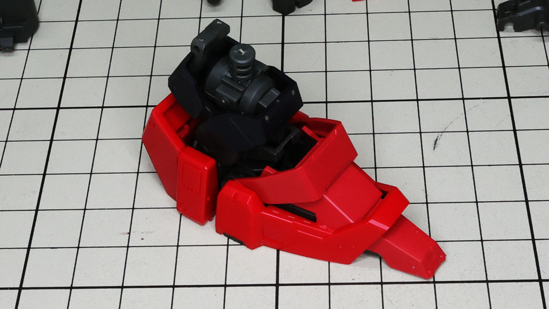 フレームを組んだら装甲を組み付けます