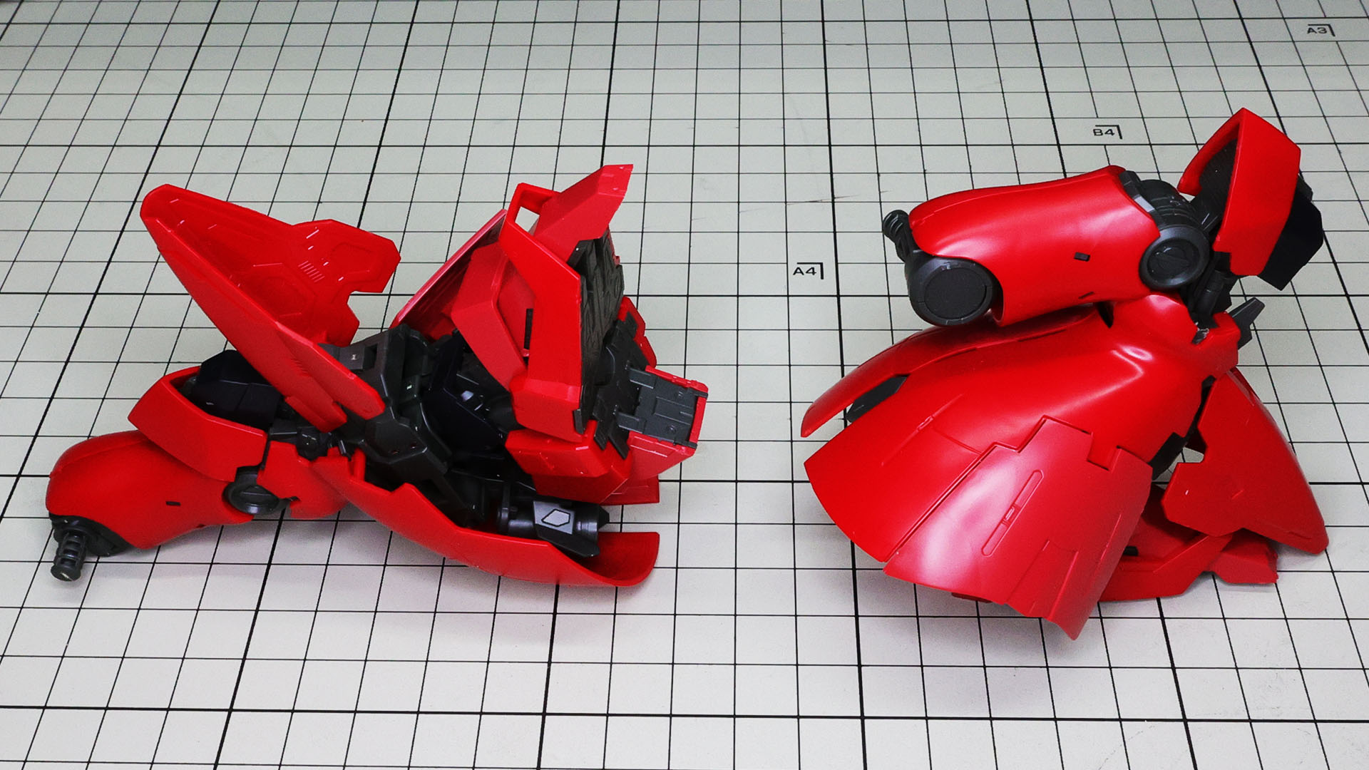 ソールのつま先とかかとの可動によって“クロー（爪）”的な印象にもなります