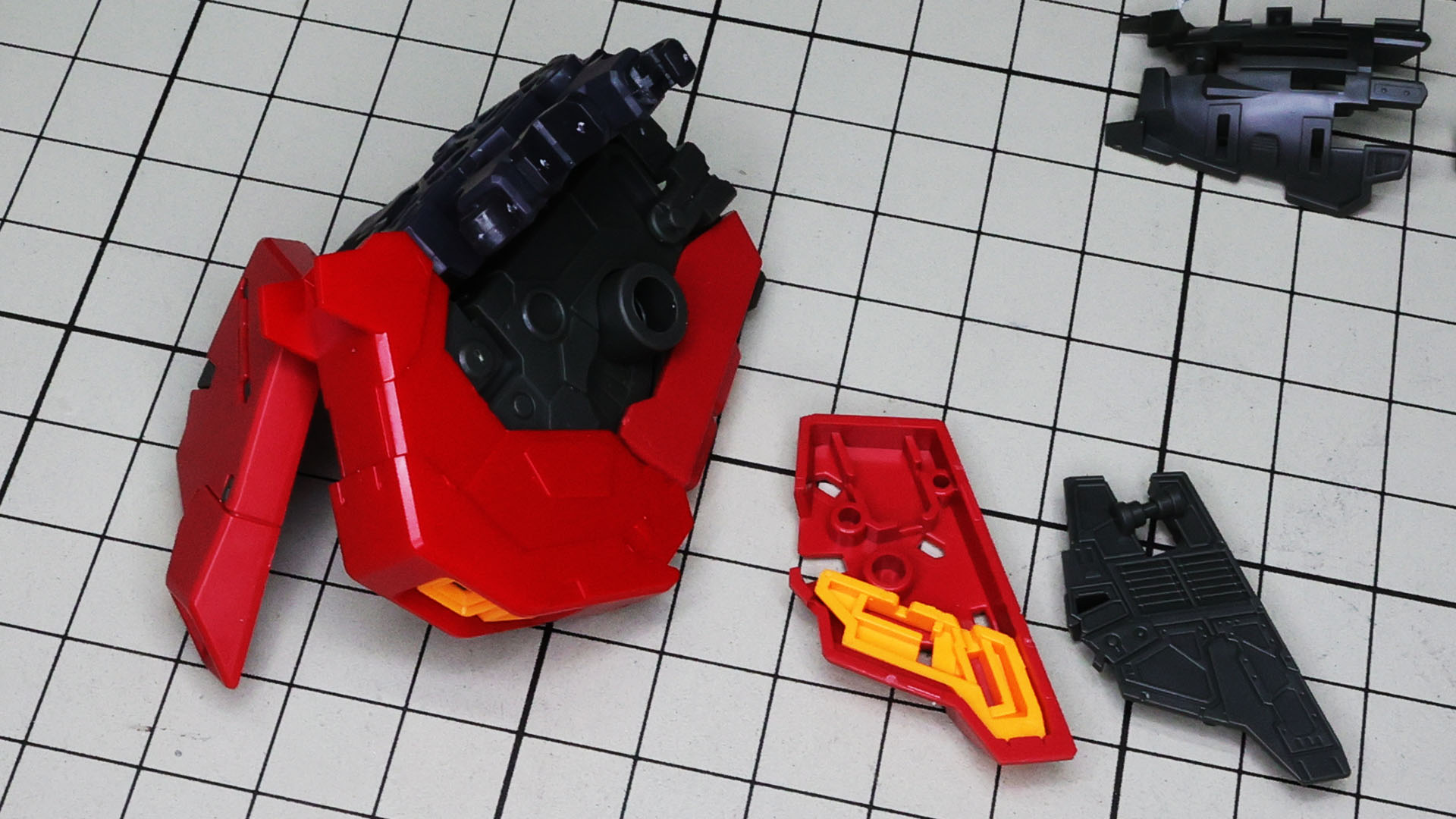 フロントアーマーにはバーニア噴射口とメカ色の裏打ちパーツを組み込みます