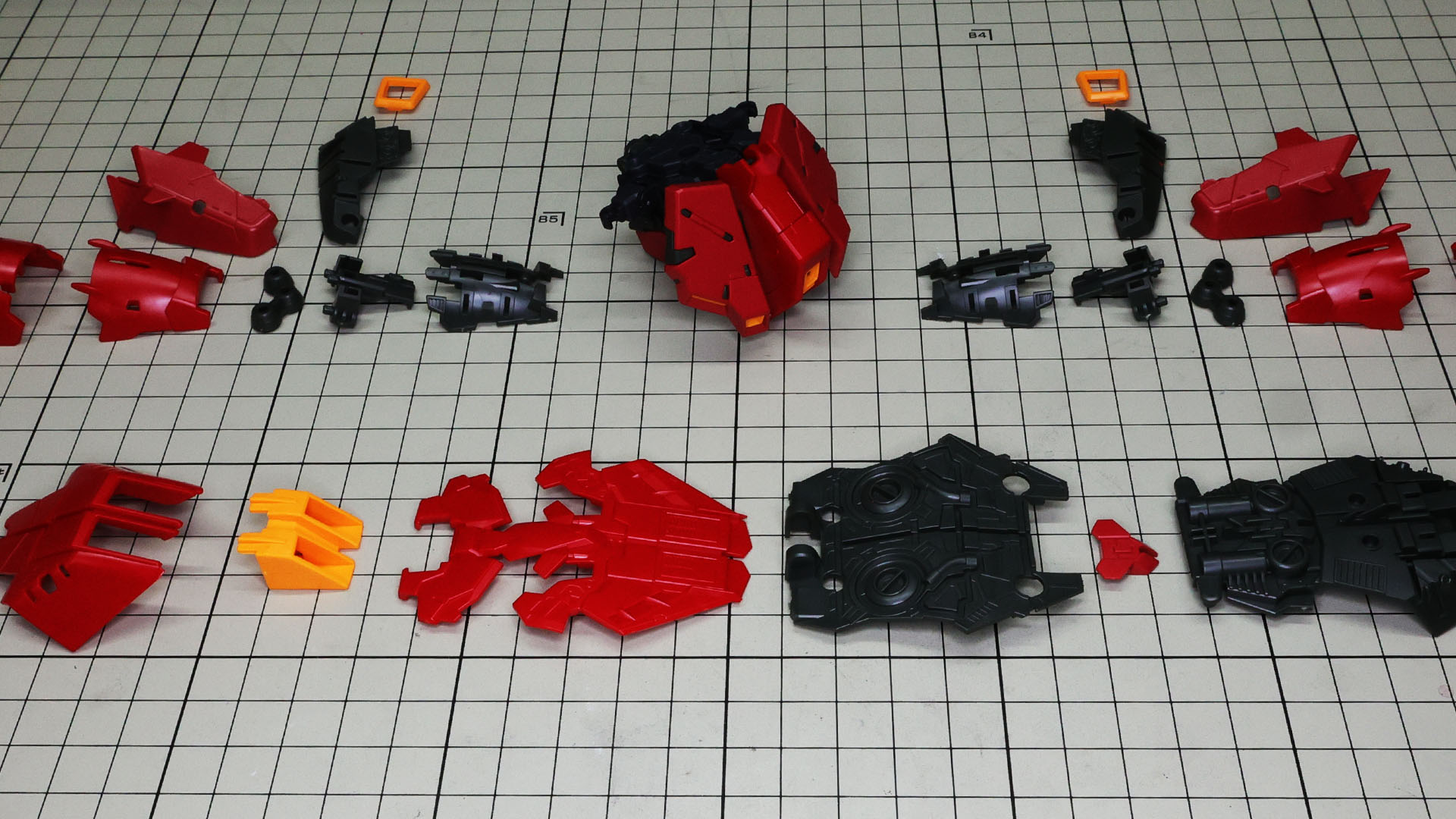 ジオン系MSのデザインを彷彿とさせるリアアーマーも多層構造にて構築していきます