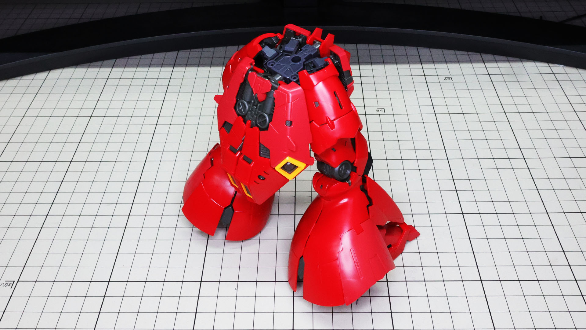 サイドスカートは伸縮し、リアアーマーは横へ展開するギミックがあります