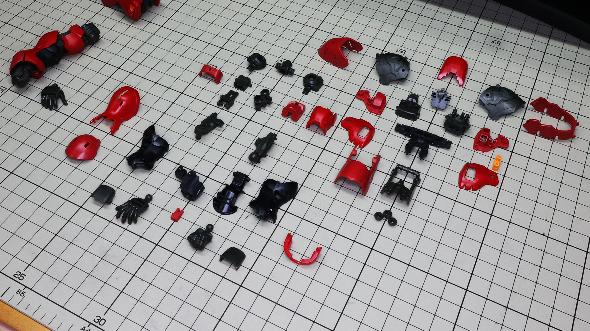 フレームを中心に装甲を組み付けていくのは脚部同様です。腕部本体と写真右側の肩部が同程度のボリュームがあります