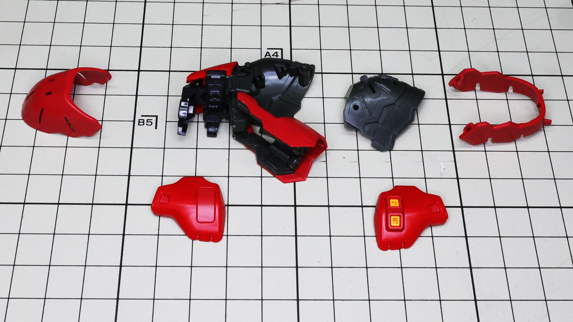 組み上がったフレームに装甲を組み付けて……